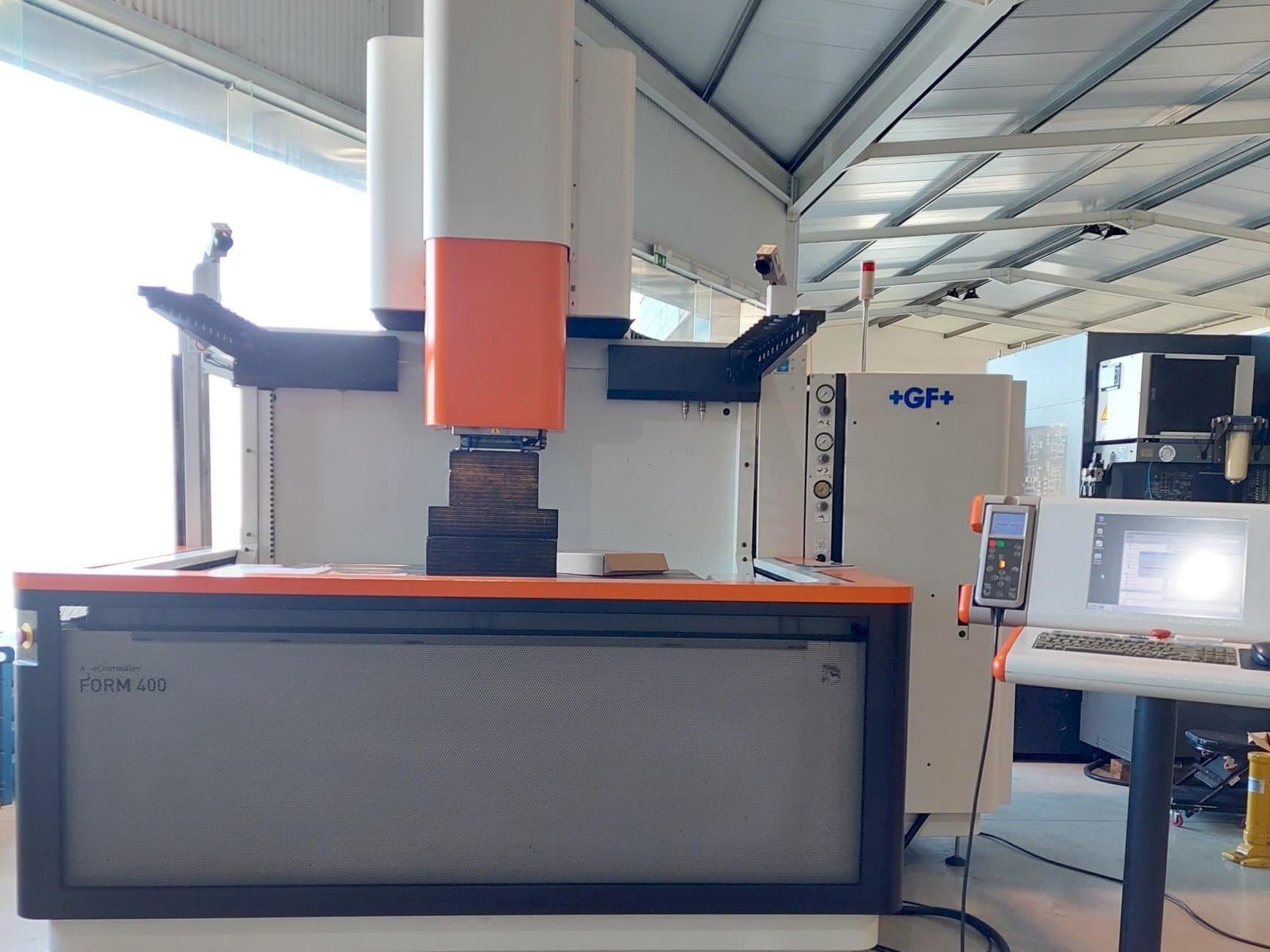 Koneen  AgieCharmilles FORM 400 etunäkymä