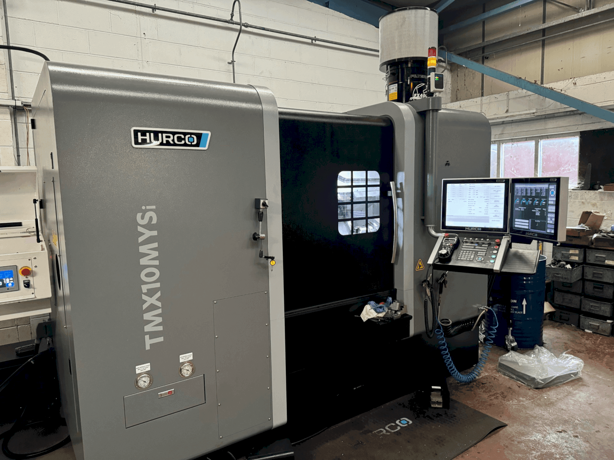 Koneen Hurco TMX10-MYSi etunäkymä