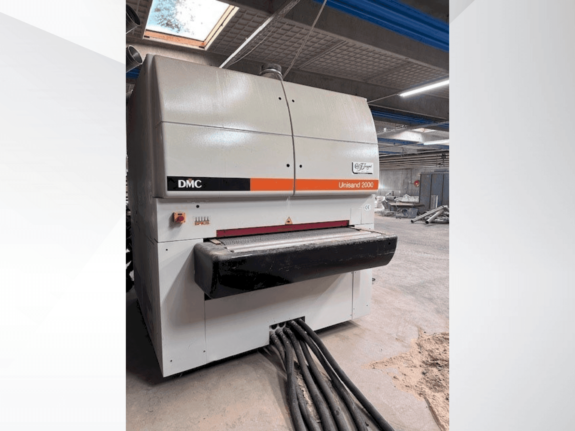 Koneen  DMC US 2000 M4 etunäkymä