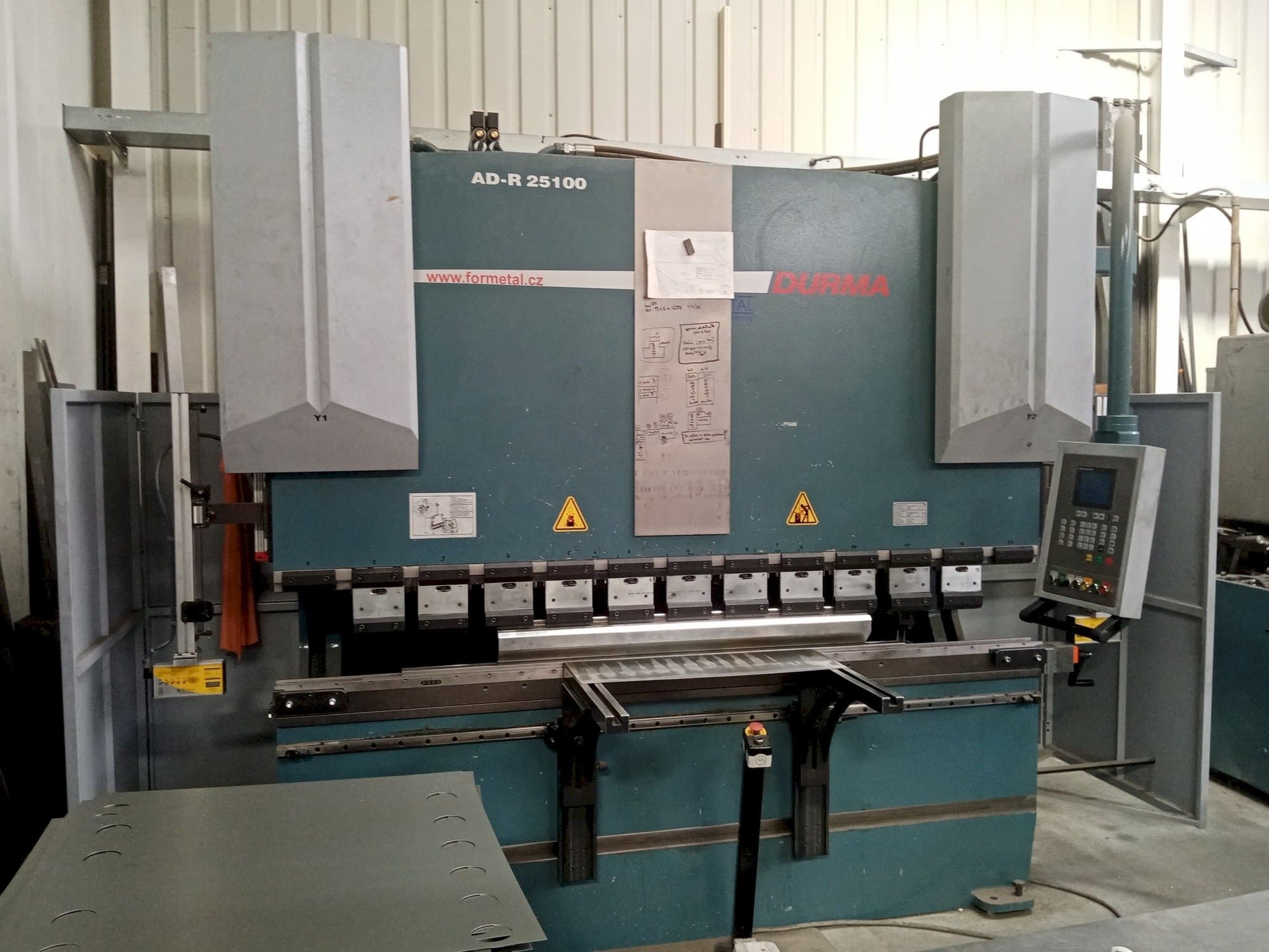 Koneen Durma AD-R 25100 etunäkymä