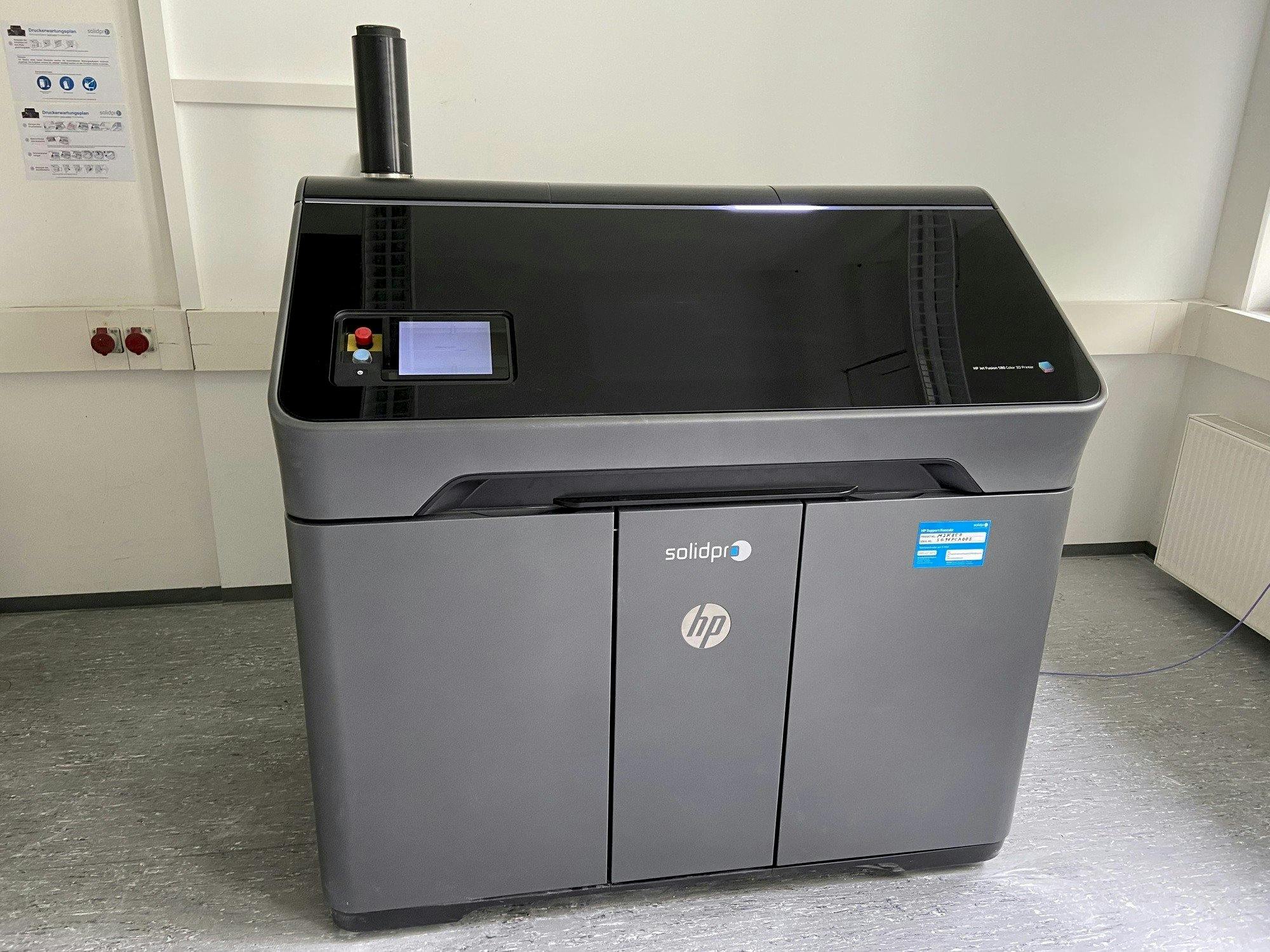 Koneen  HP Jet Fusion 580 Color 3D printer etunäkymä