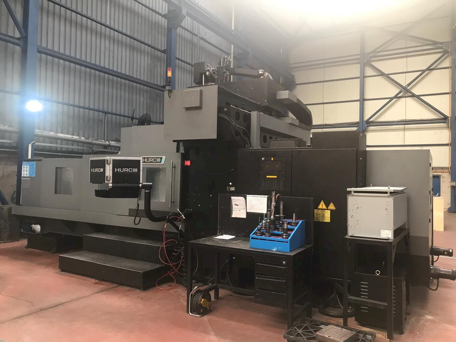 Koneen  Hurco DCX 32i etunäkymä