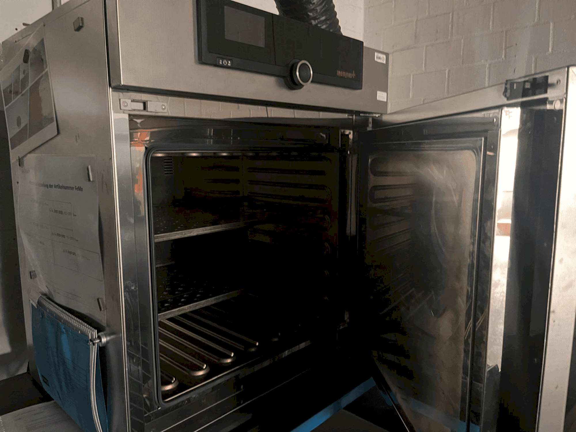 Koneen  MEMMERT UN110 etunäkymä