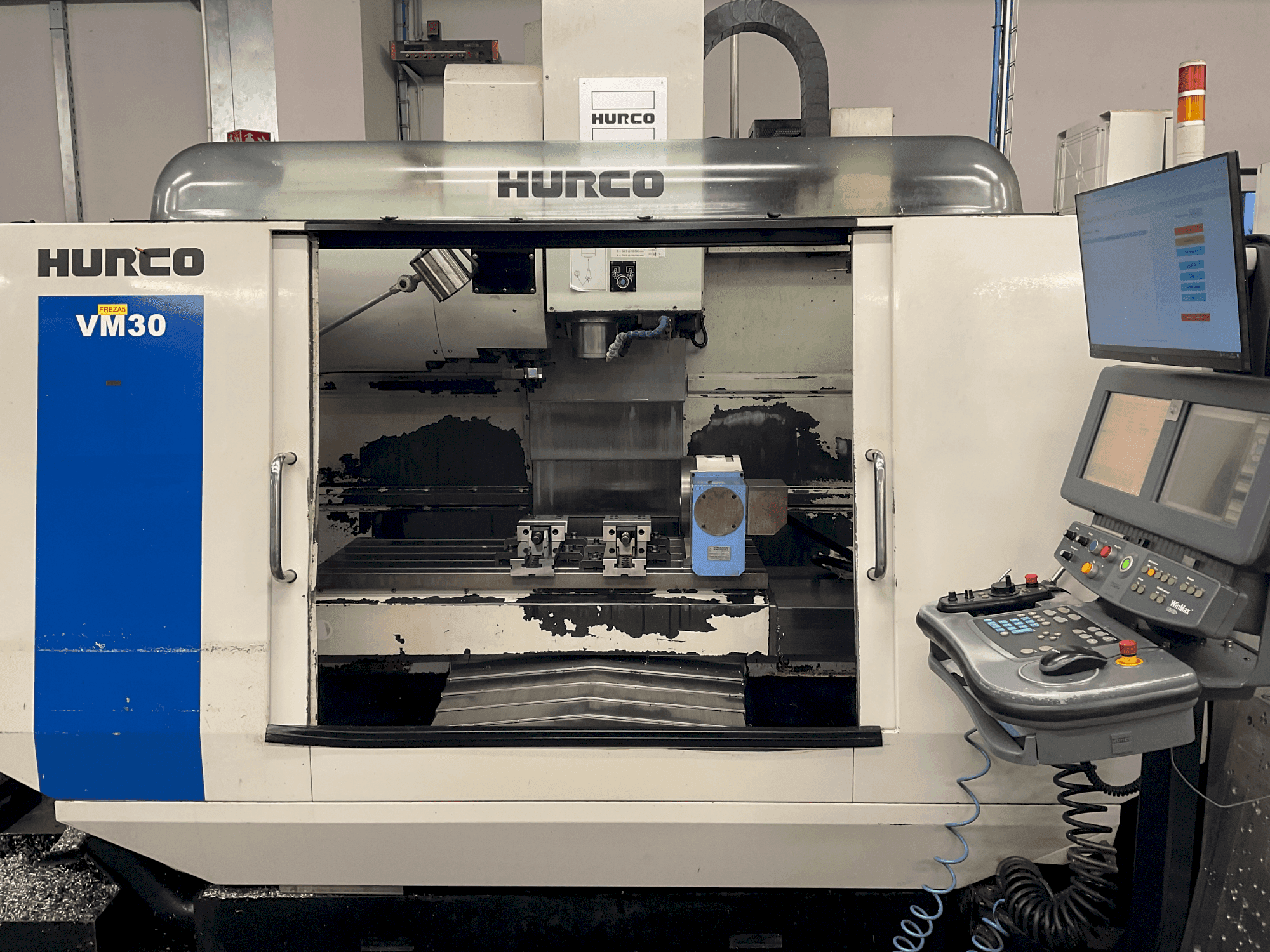 Koneen Hurco VM 30 etunäkymä