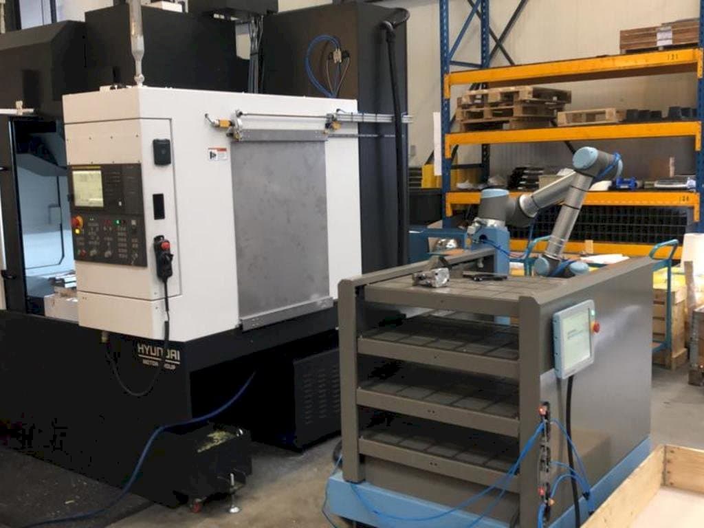 Koneen Universal Robots UR10 etunäkymä