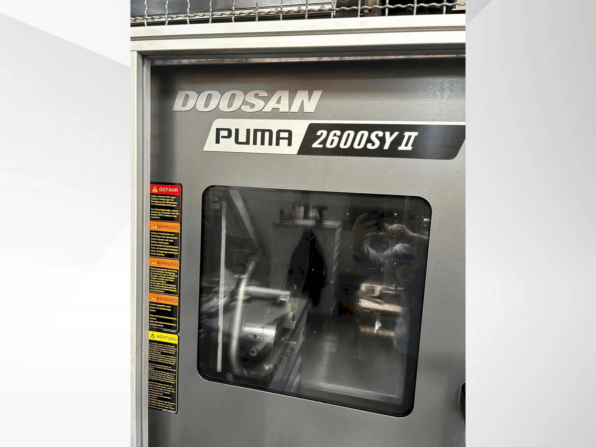 Koneen  DOOSAN Puma 2600 SY II etunäkymä