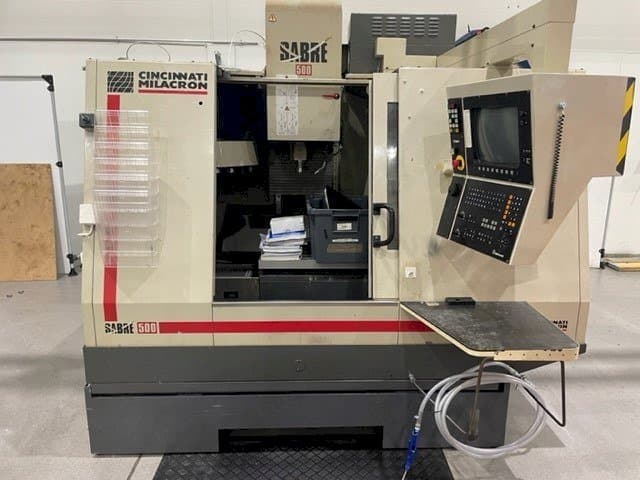 Koneen Cincinnati Milacron Sabre 500 etunäkymä