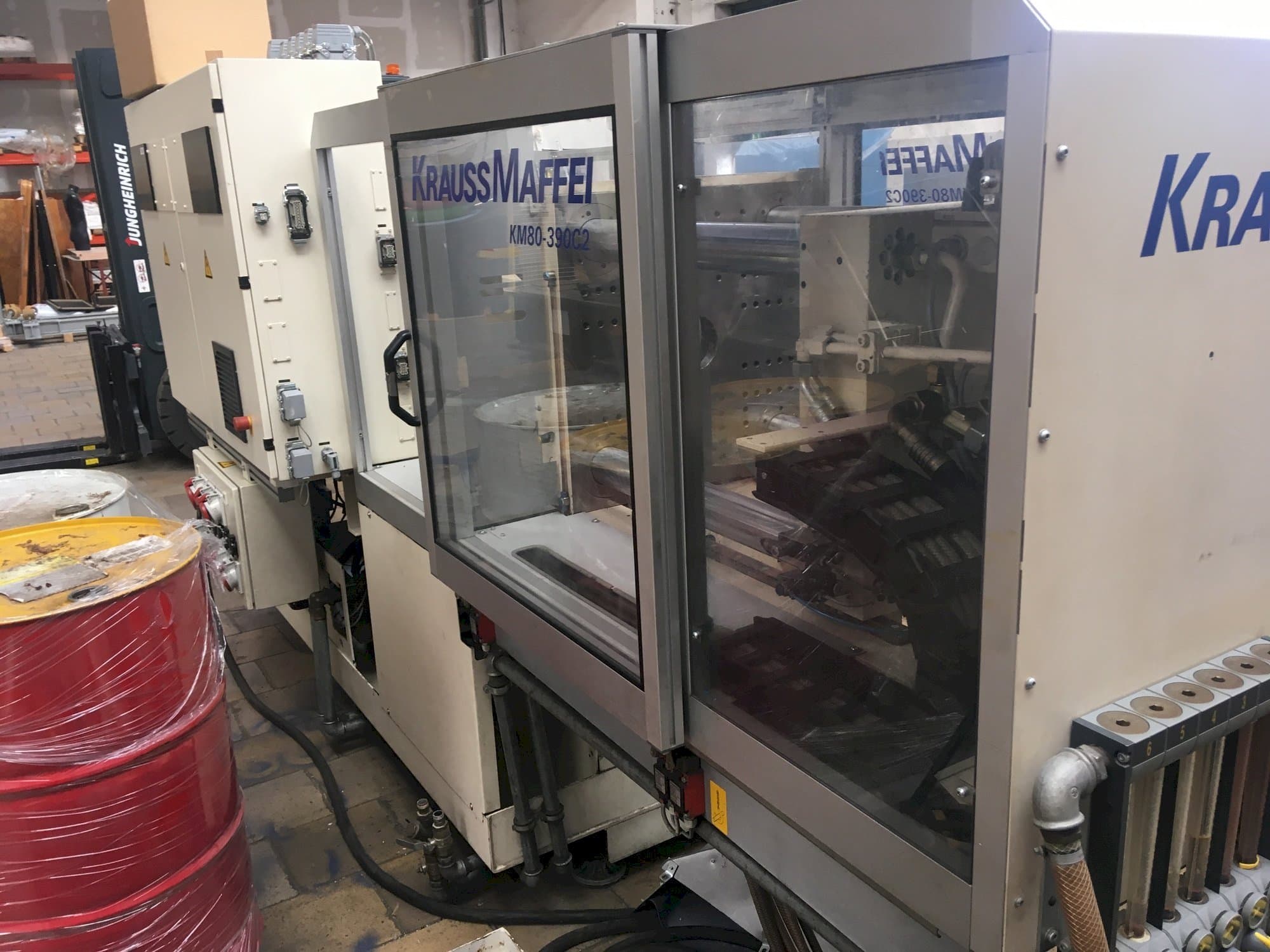 Koneen Krauss Maffei 80/390 C2 oikea näkymä