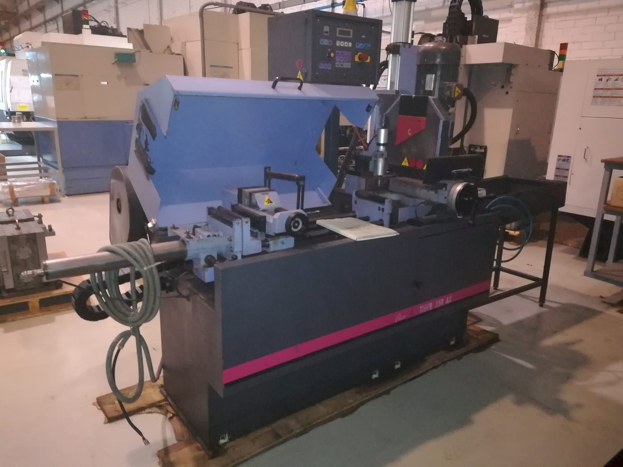 Koneen  MEP TIGER 350 AX etunäkymä