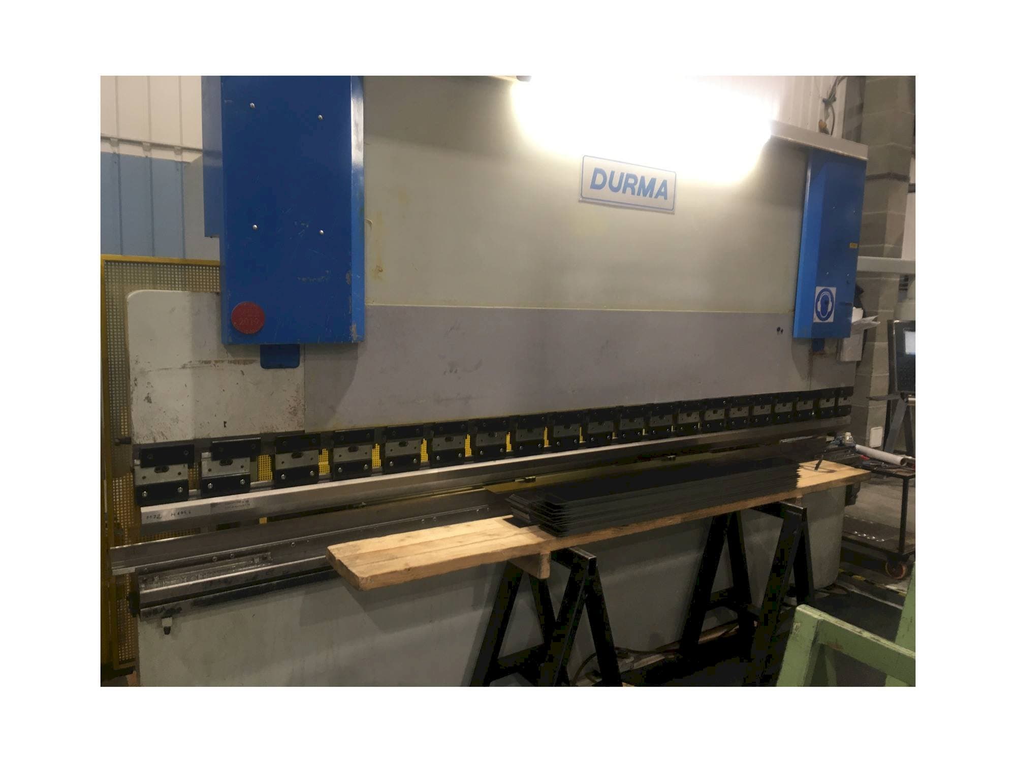 Koneen Durma CNC HAP 40160 175-4000 etunäkymä