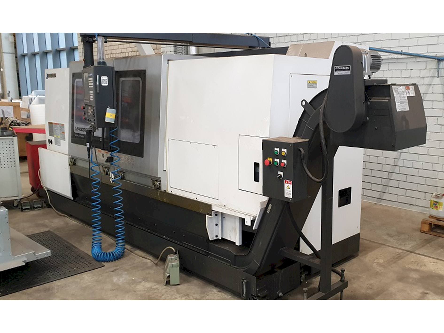 Koneen Okuma LB4000EXII etunäkymä