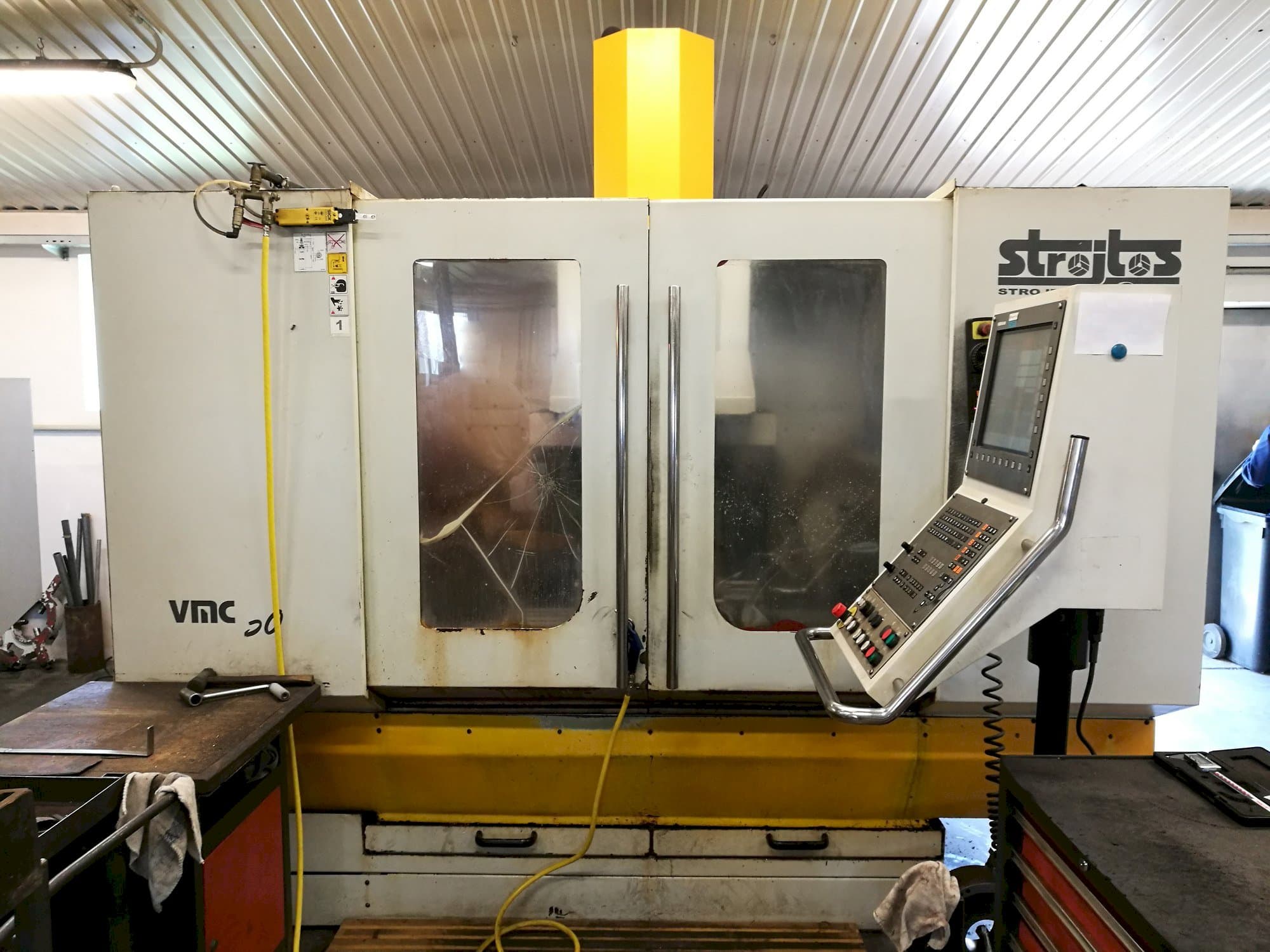 Koneen Strojtos VMC 50 etunäkymä