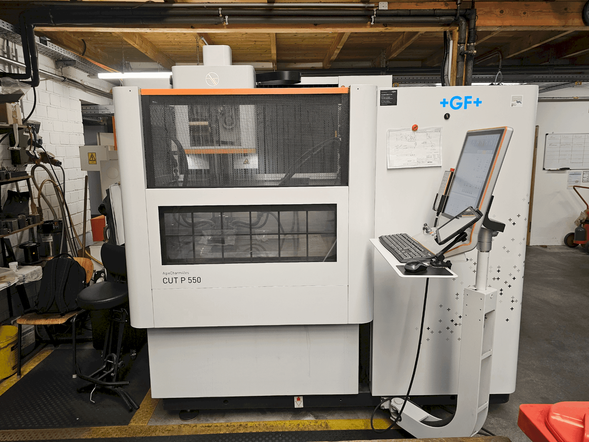 Koneen AgieCharmilles CUT P 550 etunäkymä