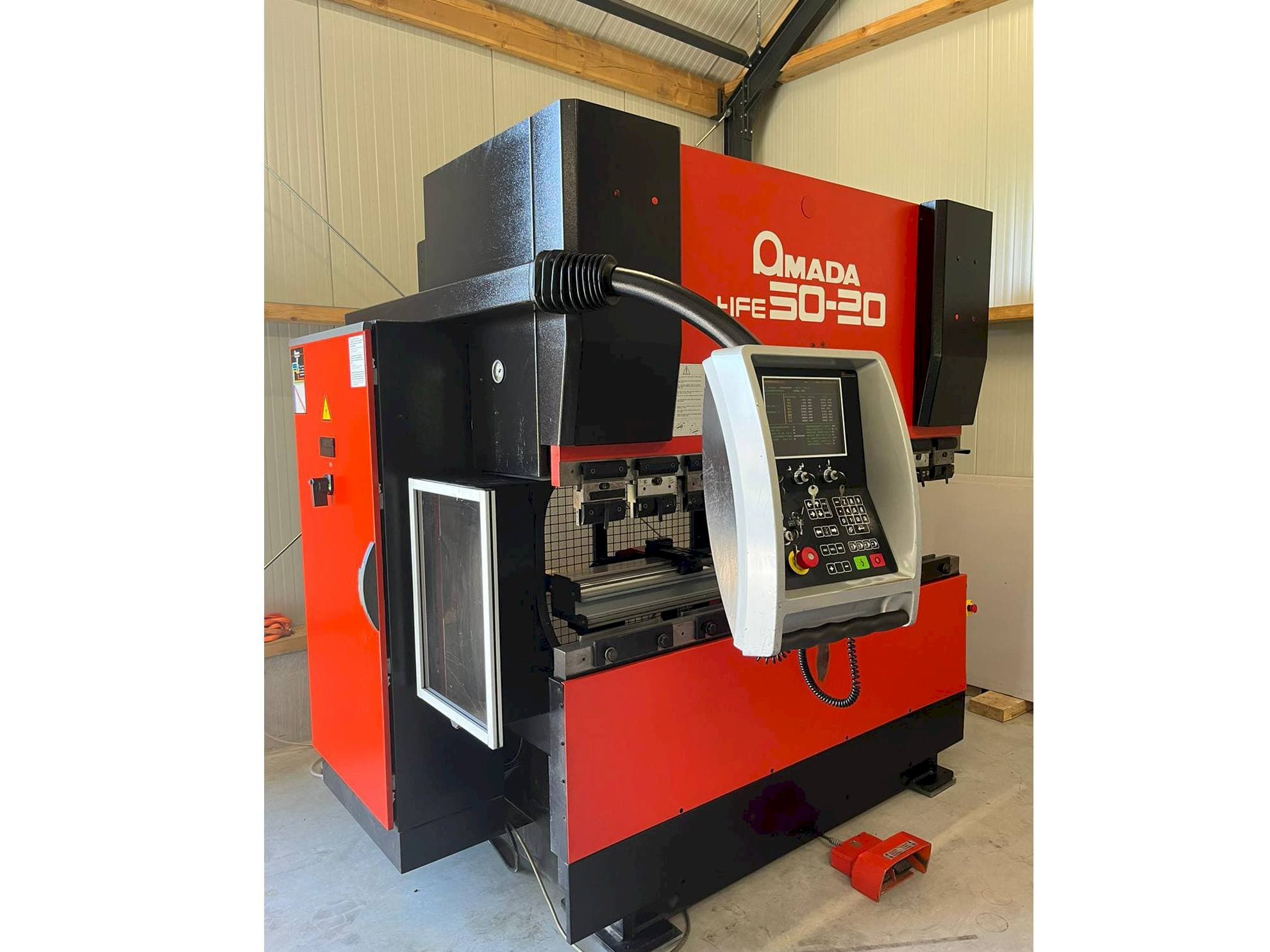 Koneen AMADA HFE 50 20 etunäkymä