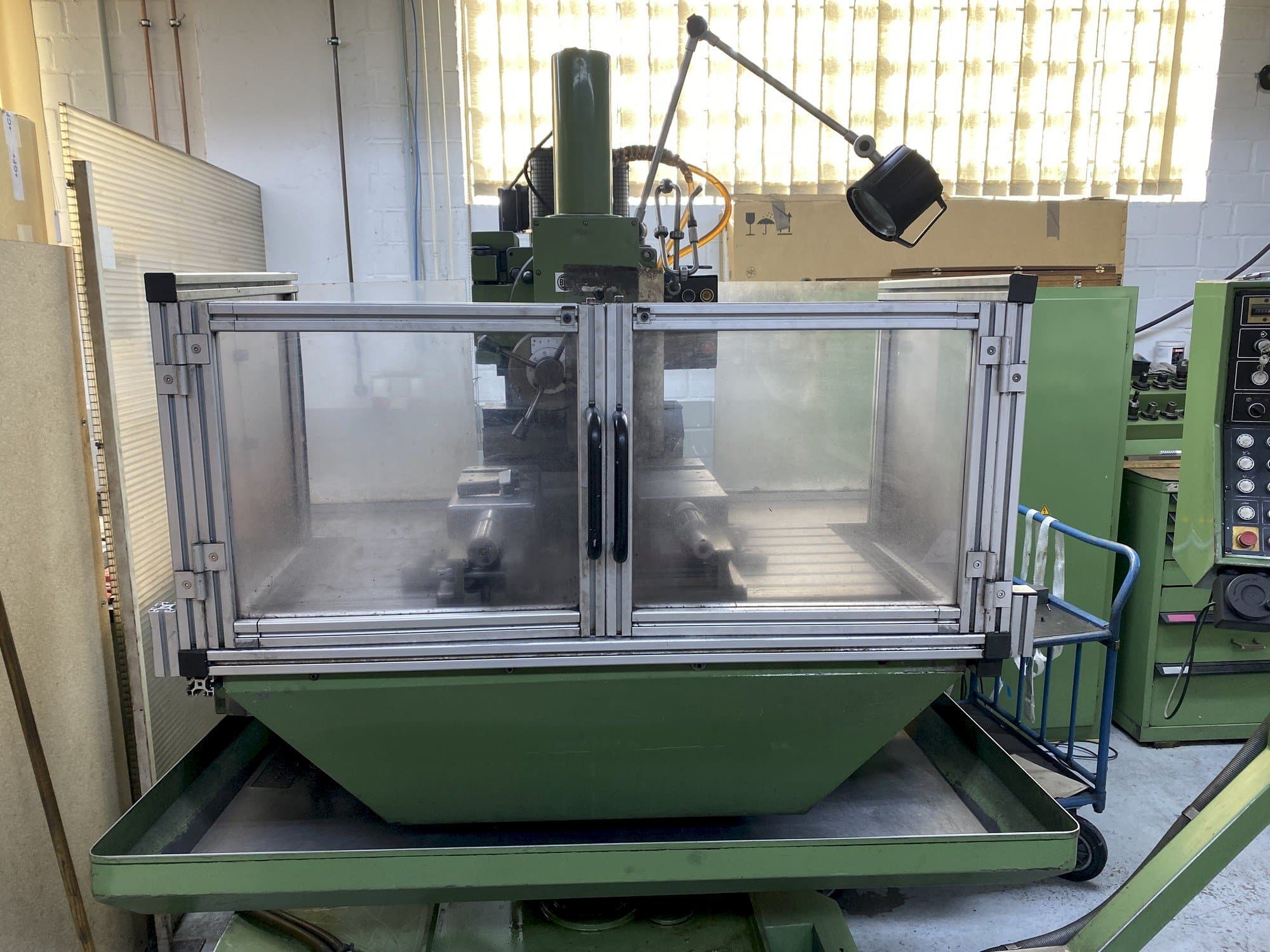 Koneen  HERMLE UWF 1000 etunäkymä