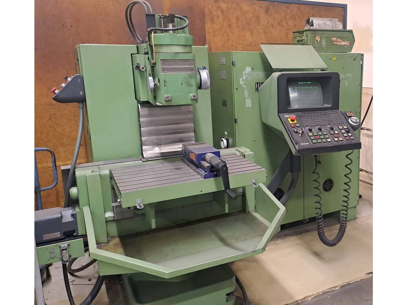 Koneen DECKEL FP3NC etunäkymä