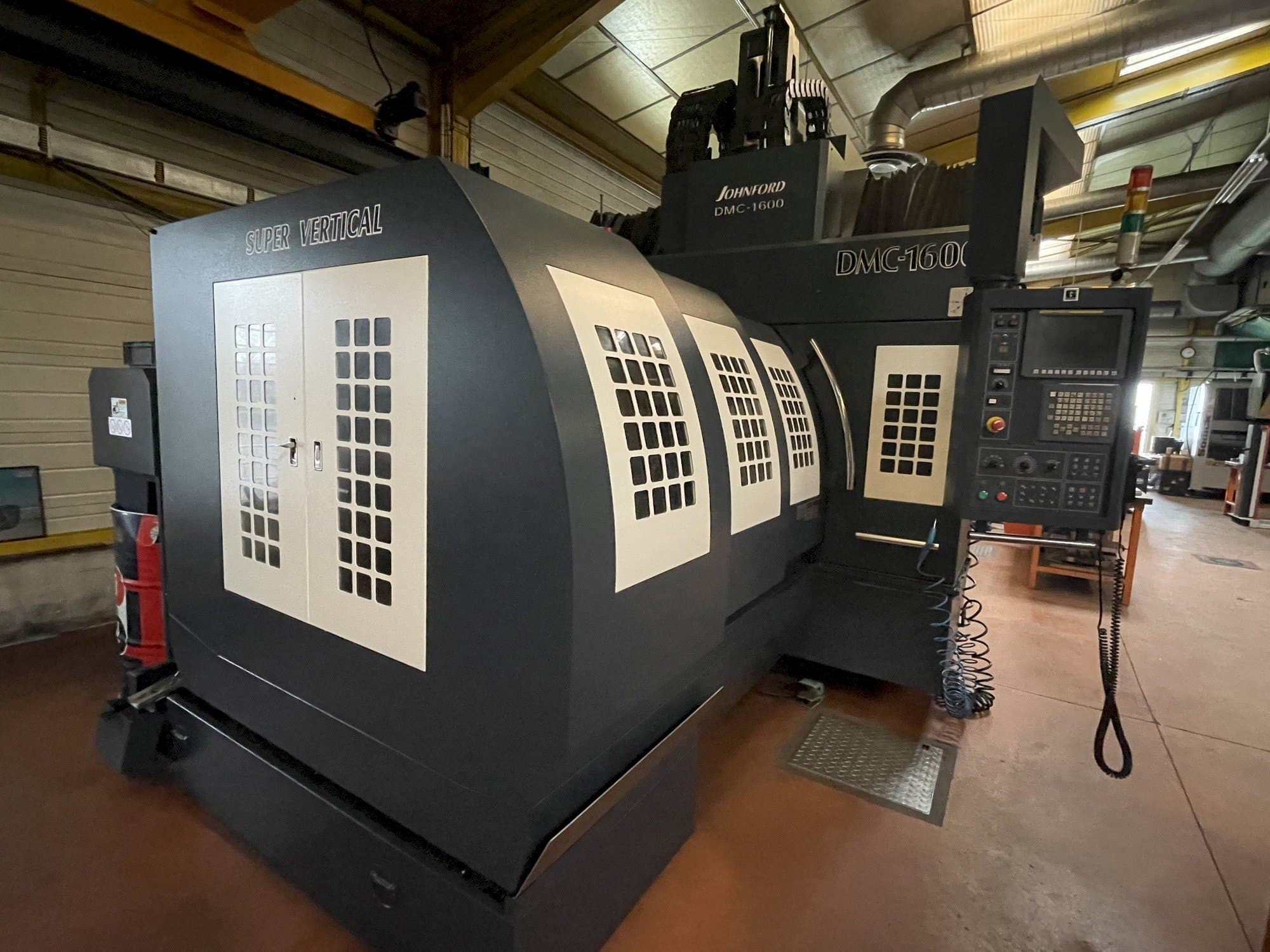 Koneen Johnford DMC 1600 vasen näkymä