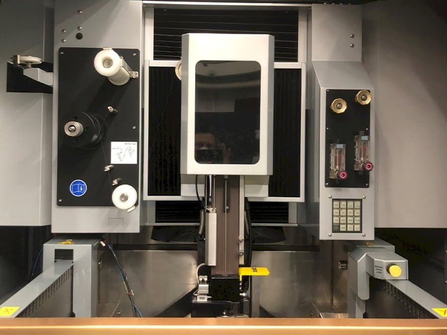 Koneen  EROWA Robot Compact 80 etunäkymä