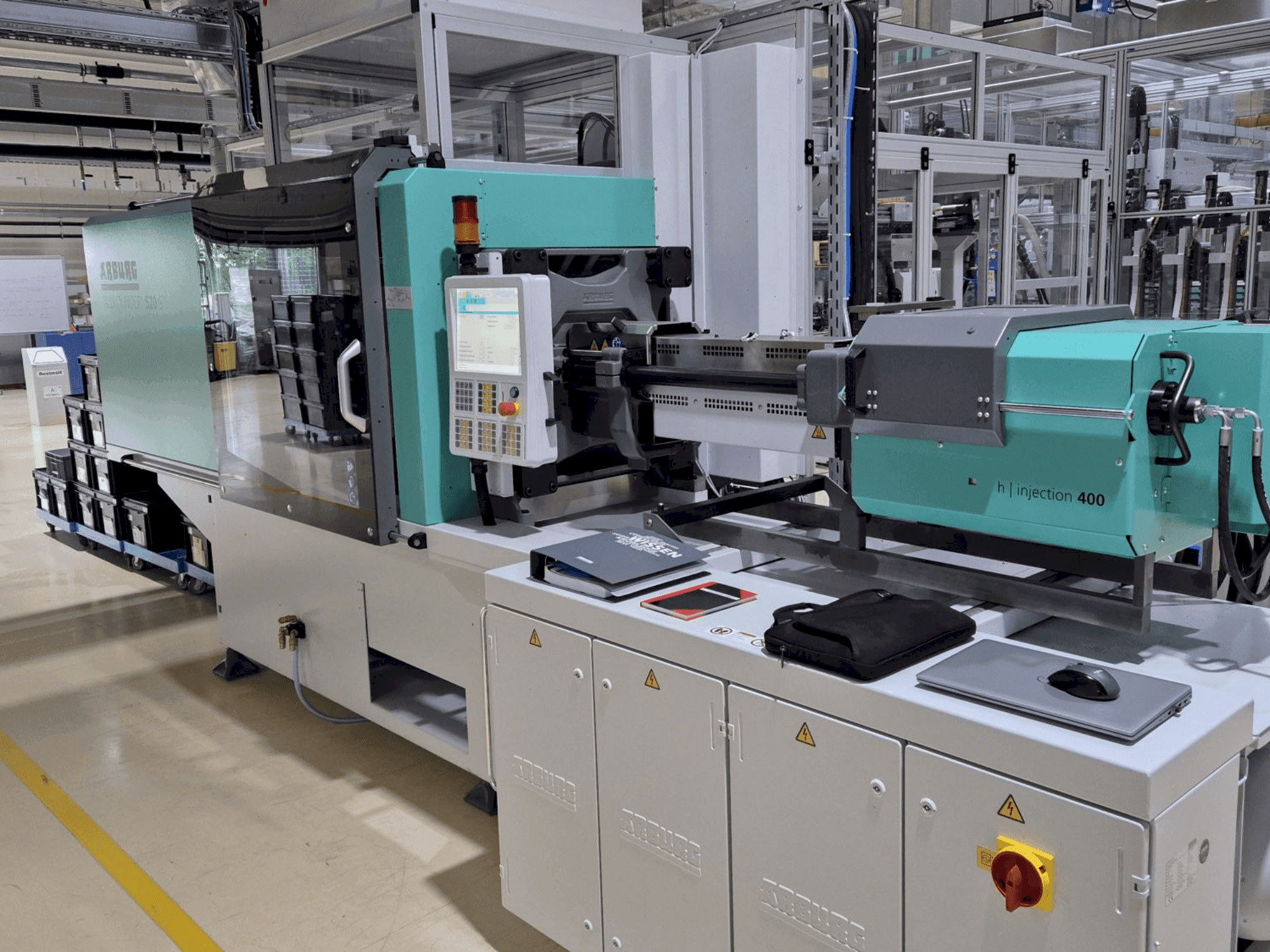 Koneen Arburg Allrounder 520S 1600-400 etunäkymä