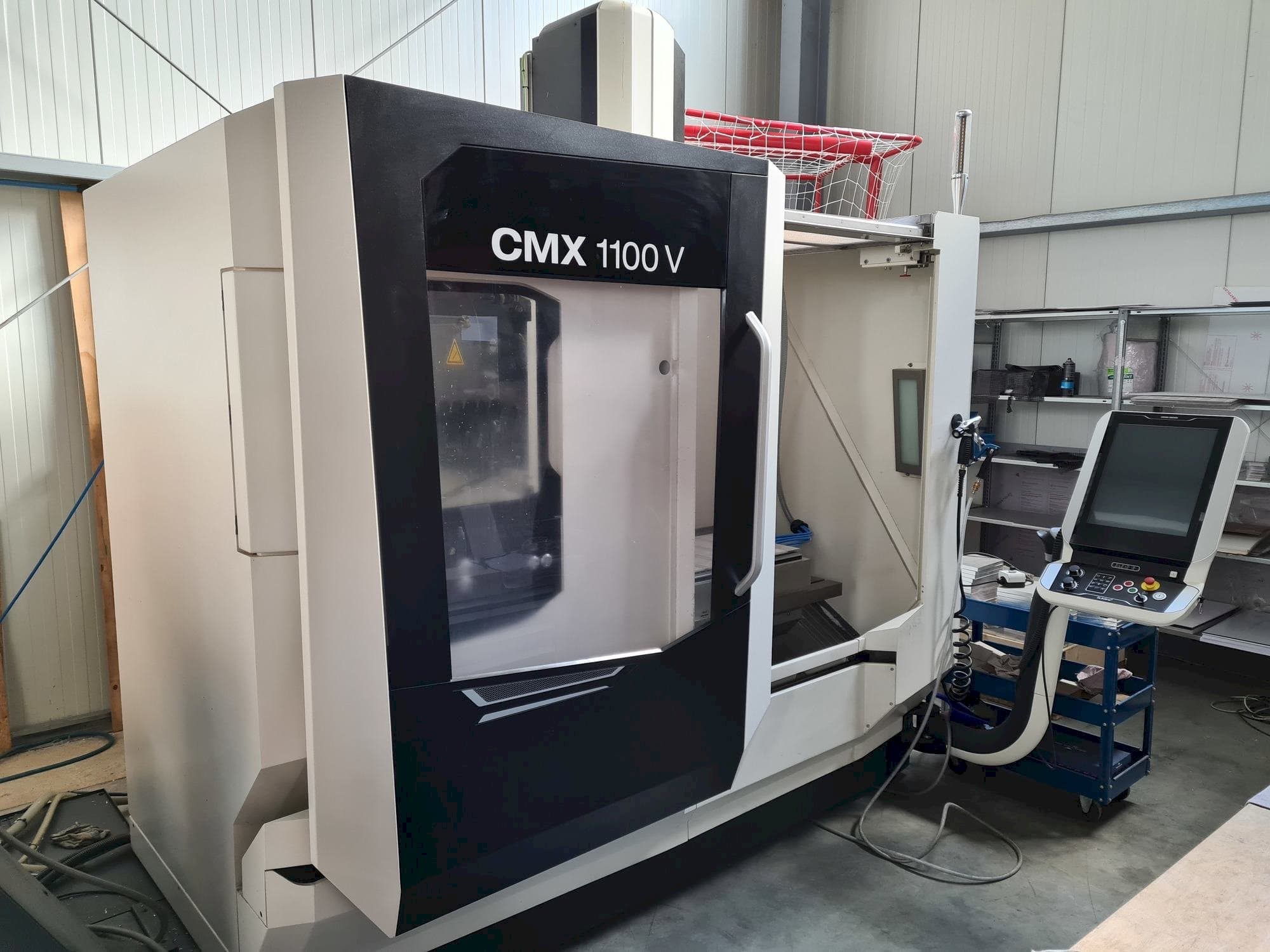 Koneen DMG MORI CMX 1100 V etunäkymä