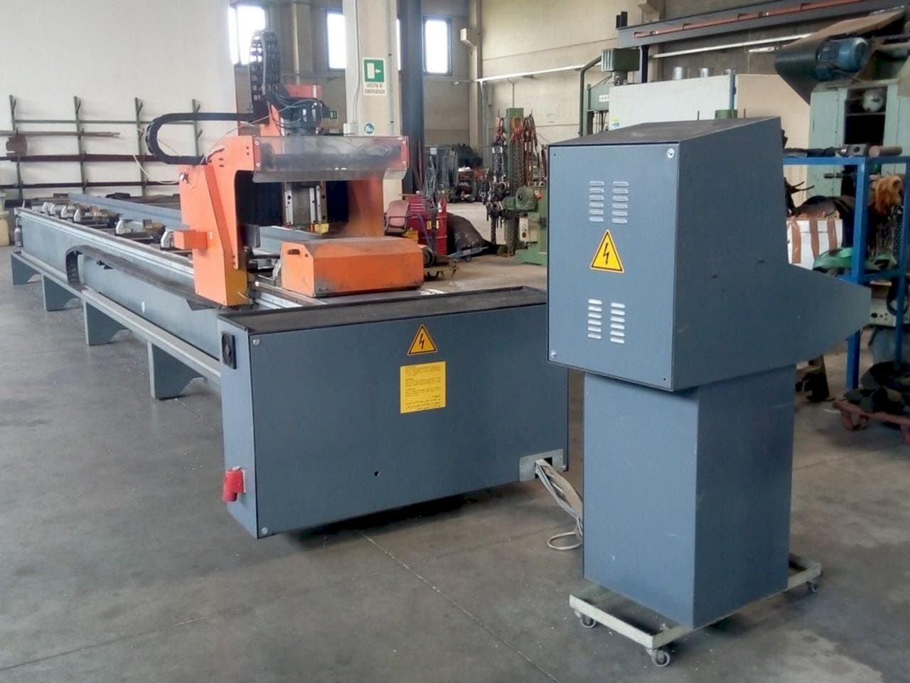 Koneen Tekna UT 426/3 etunäkymä