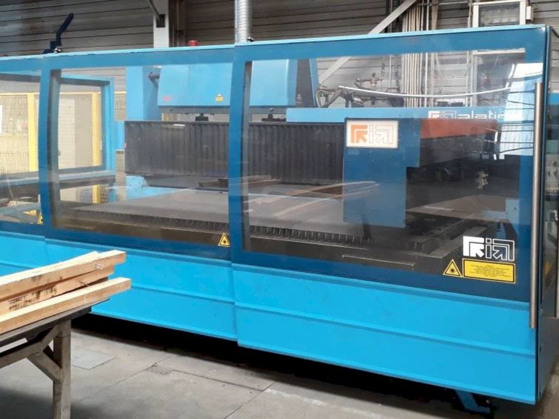 Koneen Prima Industrie Platino 1530 etunäkymä