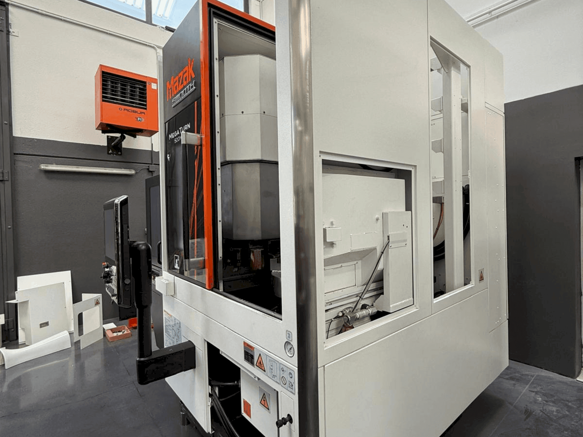 Koneen Mazak Megaturn 500 MS etunäkymä
