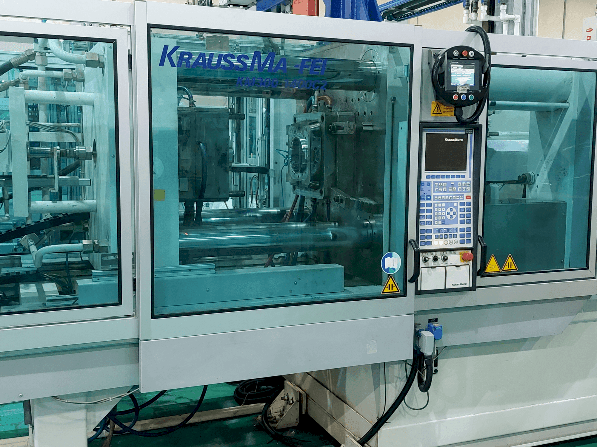 Koneen  Krauss Maffei 300 – 1400 C2 etunäkymä