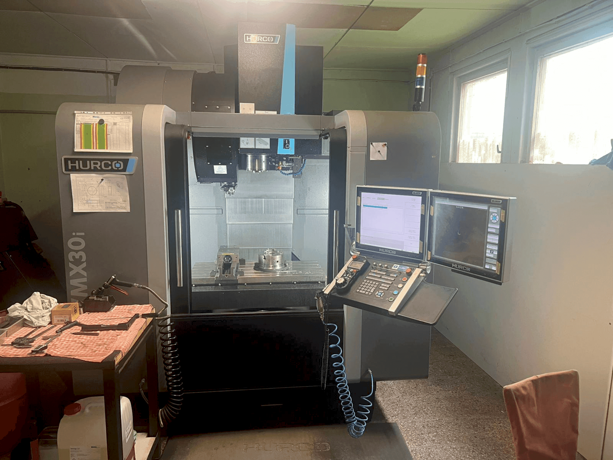 Koneen  Hurco VMX30i etunäkymä