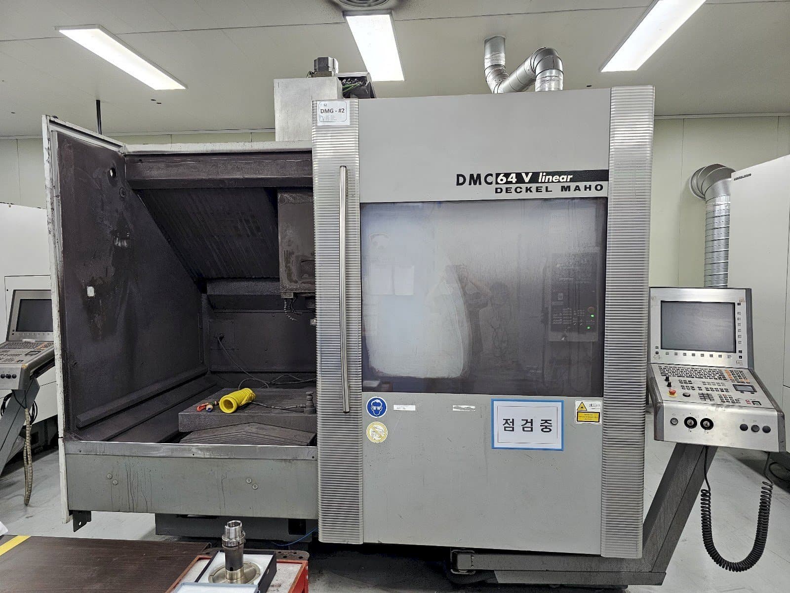 Koneen DECKEL MAHO DMC 64V linear etunäkymä