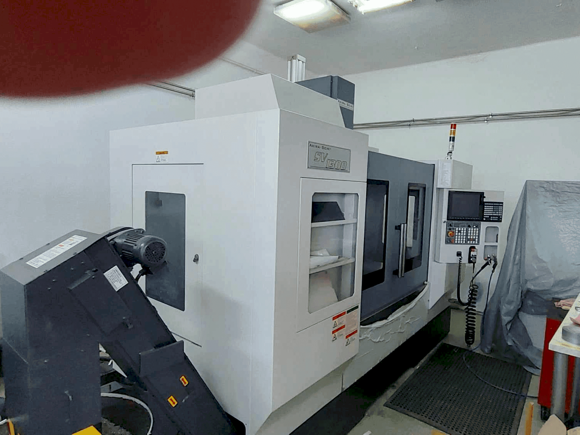 Koneen Akira Seiki SVI300 etunäkymä