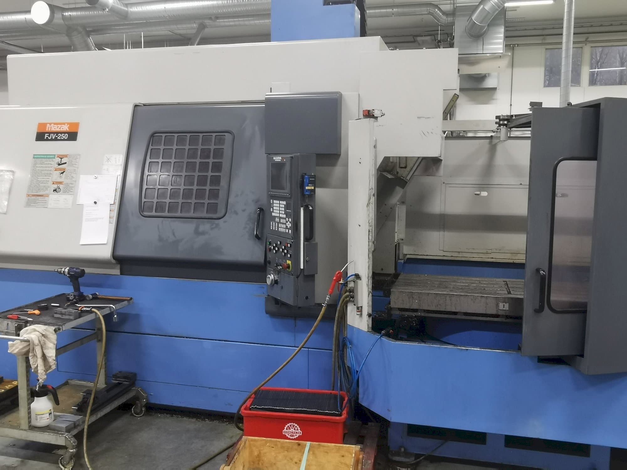 Koneen Mazak FJV250 etunäkymä