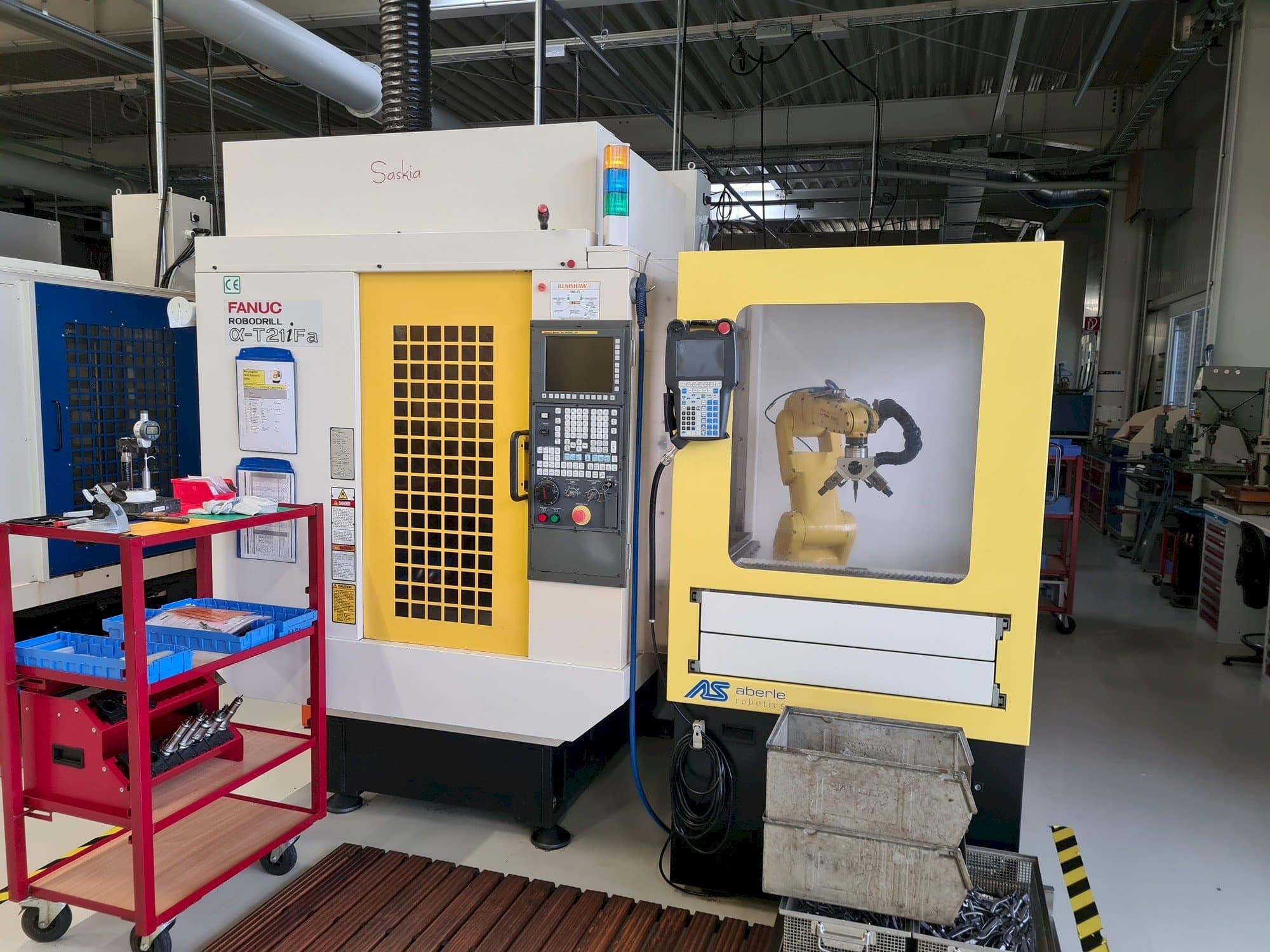 Koneen FANUC Robodrill ALPHA T21iFA etunäkymä