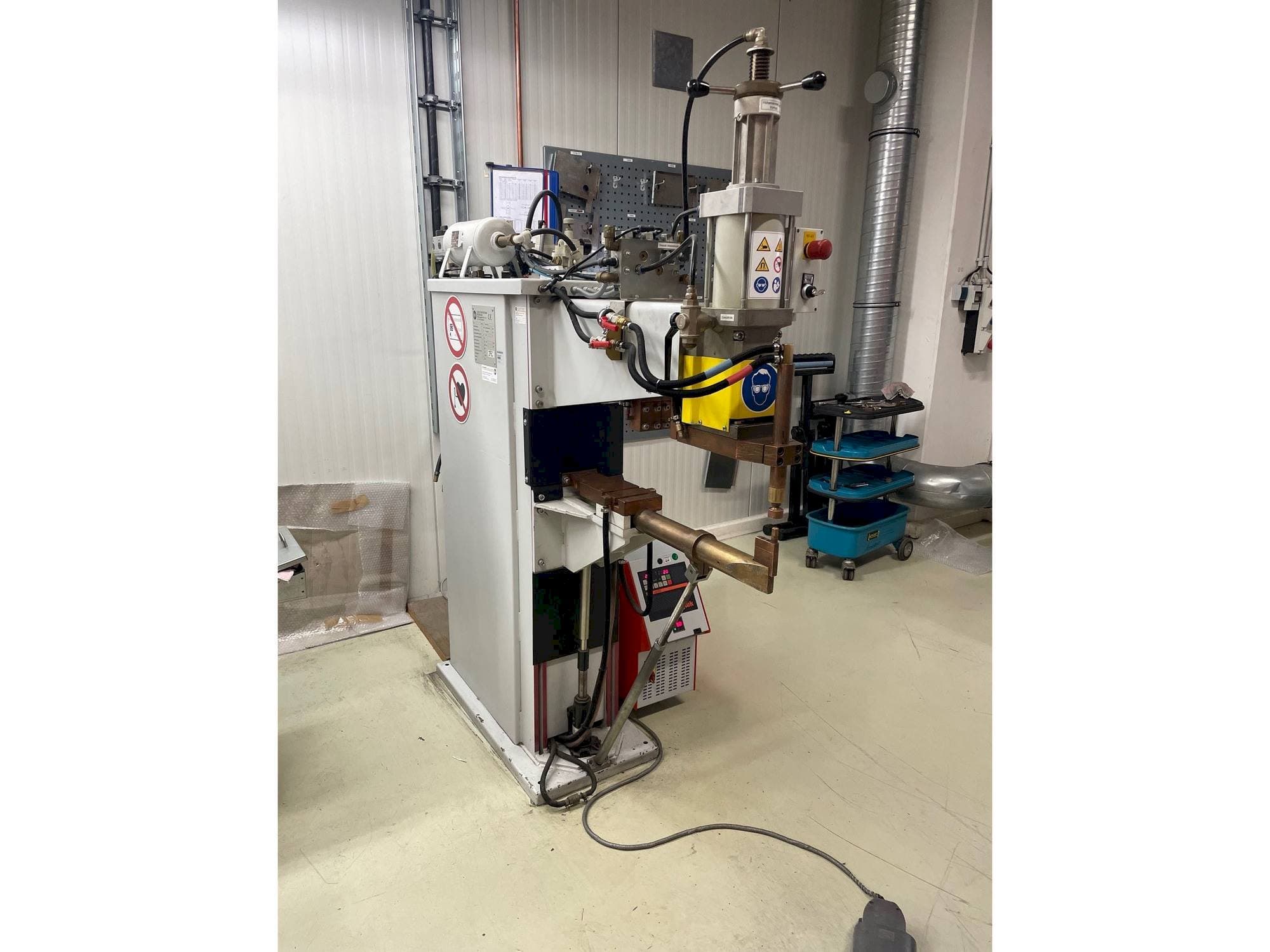 Koneen ESD 8212 S etunäkymä