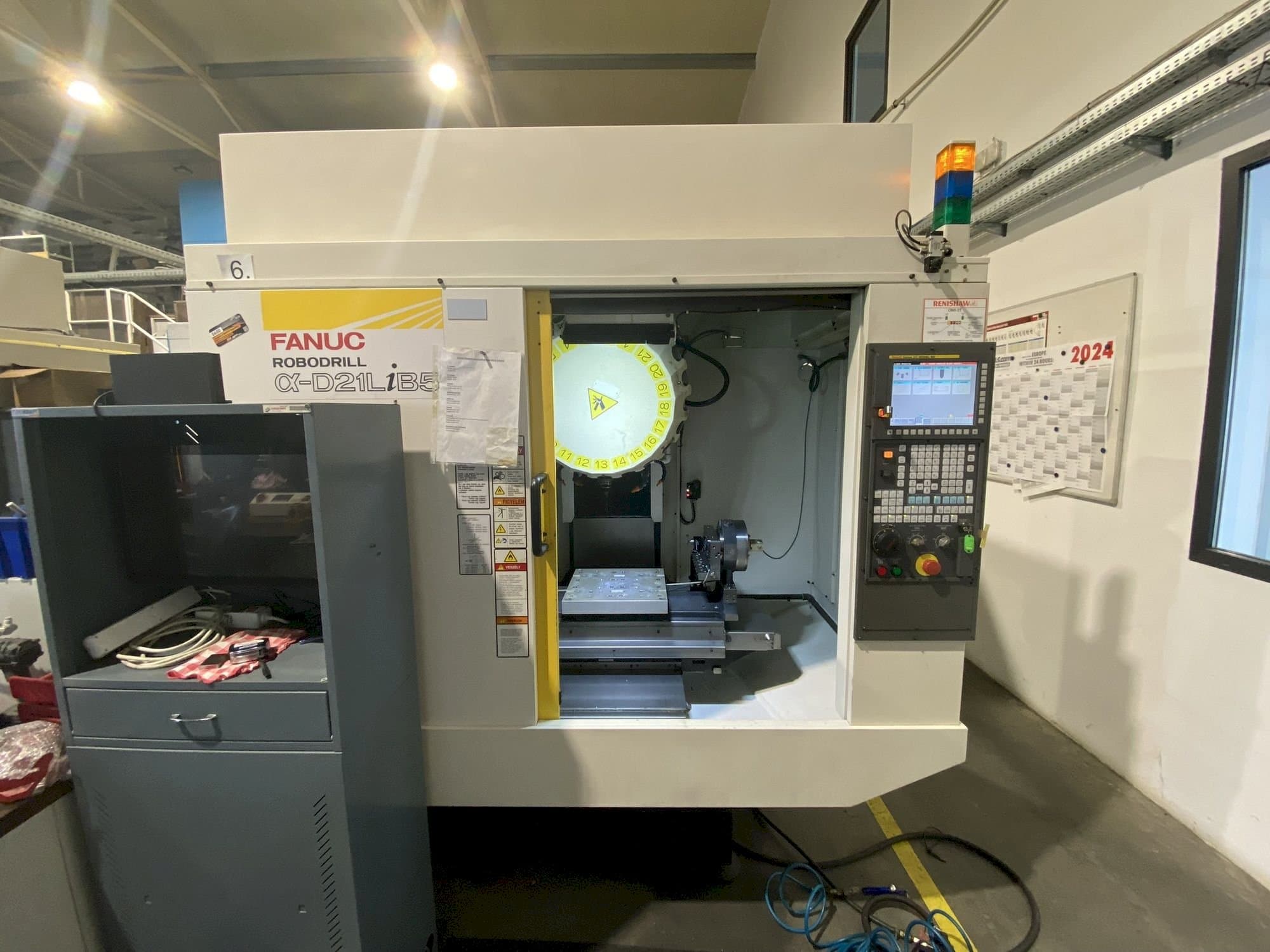 Koneen FANUC Robodrill Alpha D21LiA5 etunäkymä