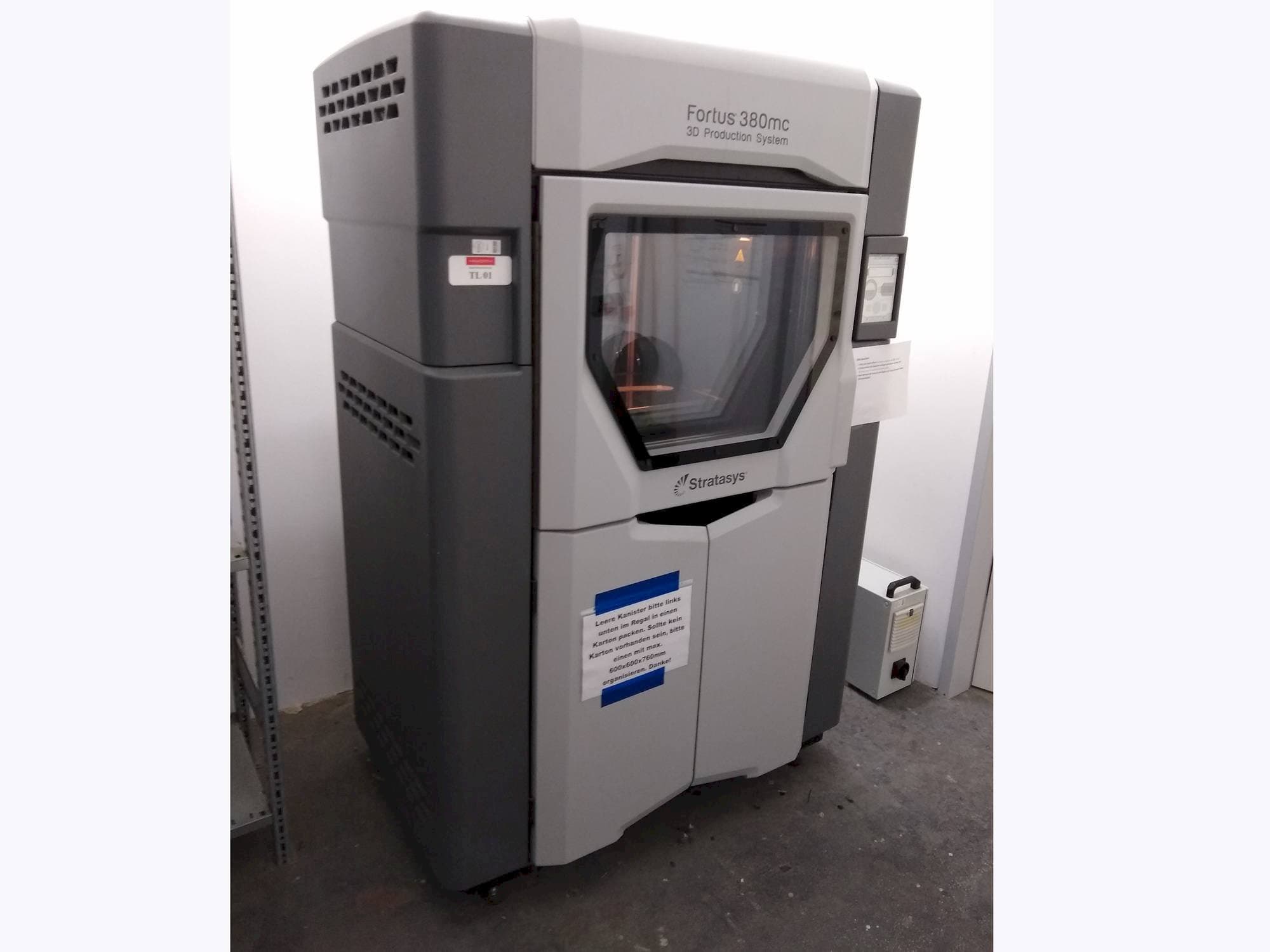 Koneen  Stratasys Fortus 380MC etunäkymä