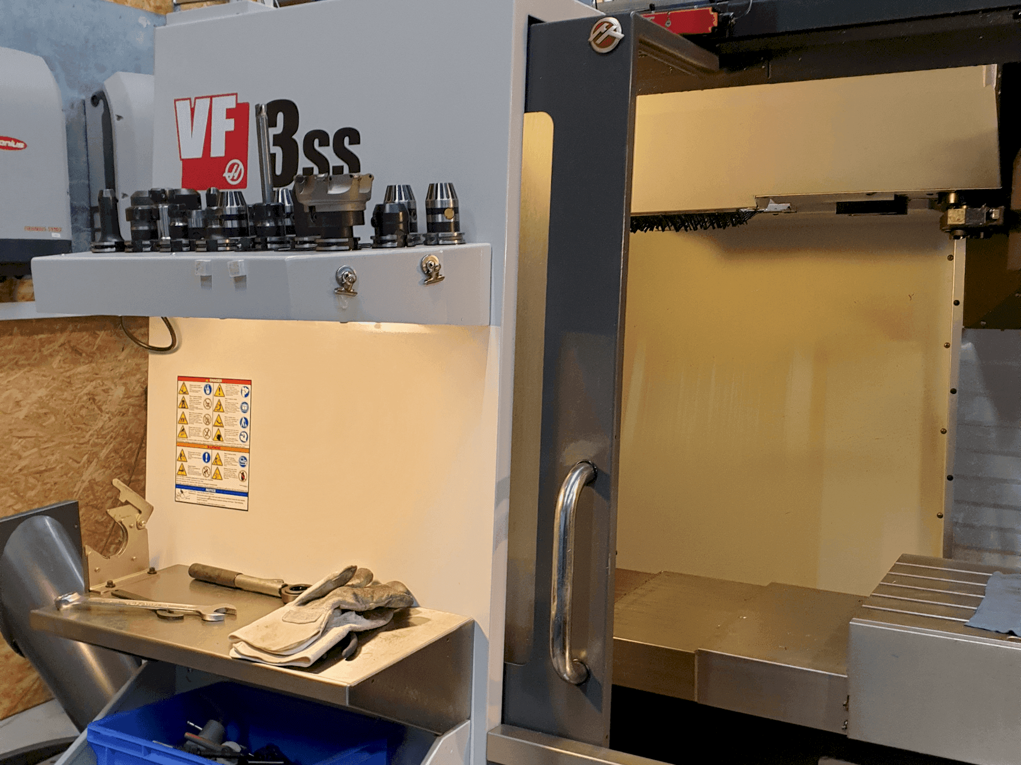 Koneen  HAAS VF-3SS etunäkymä