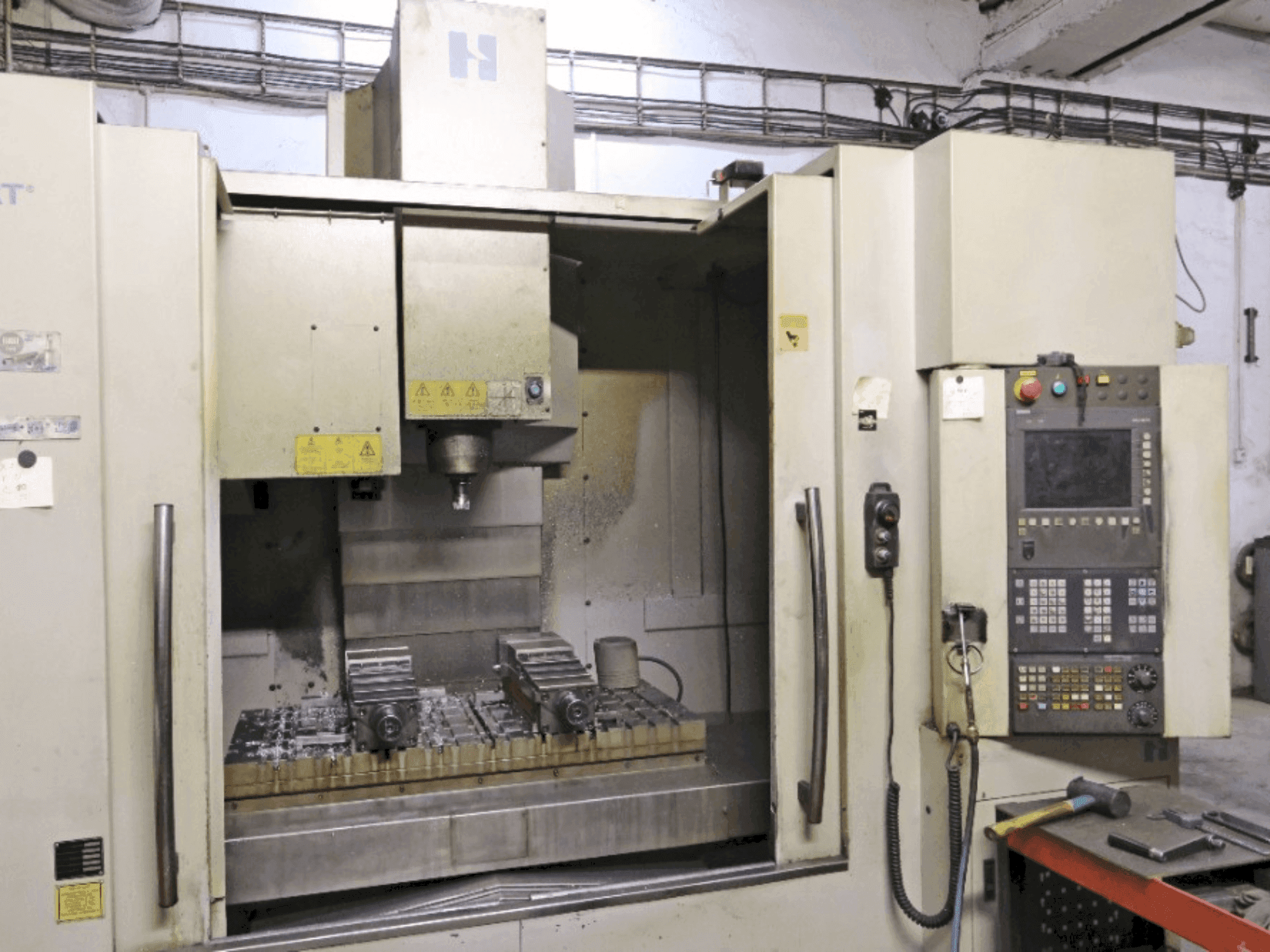 Koneen HARDINGE Bridgeport VMC 1000 etunäkymä