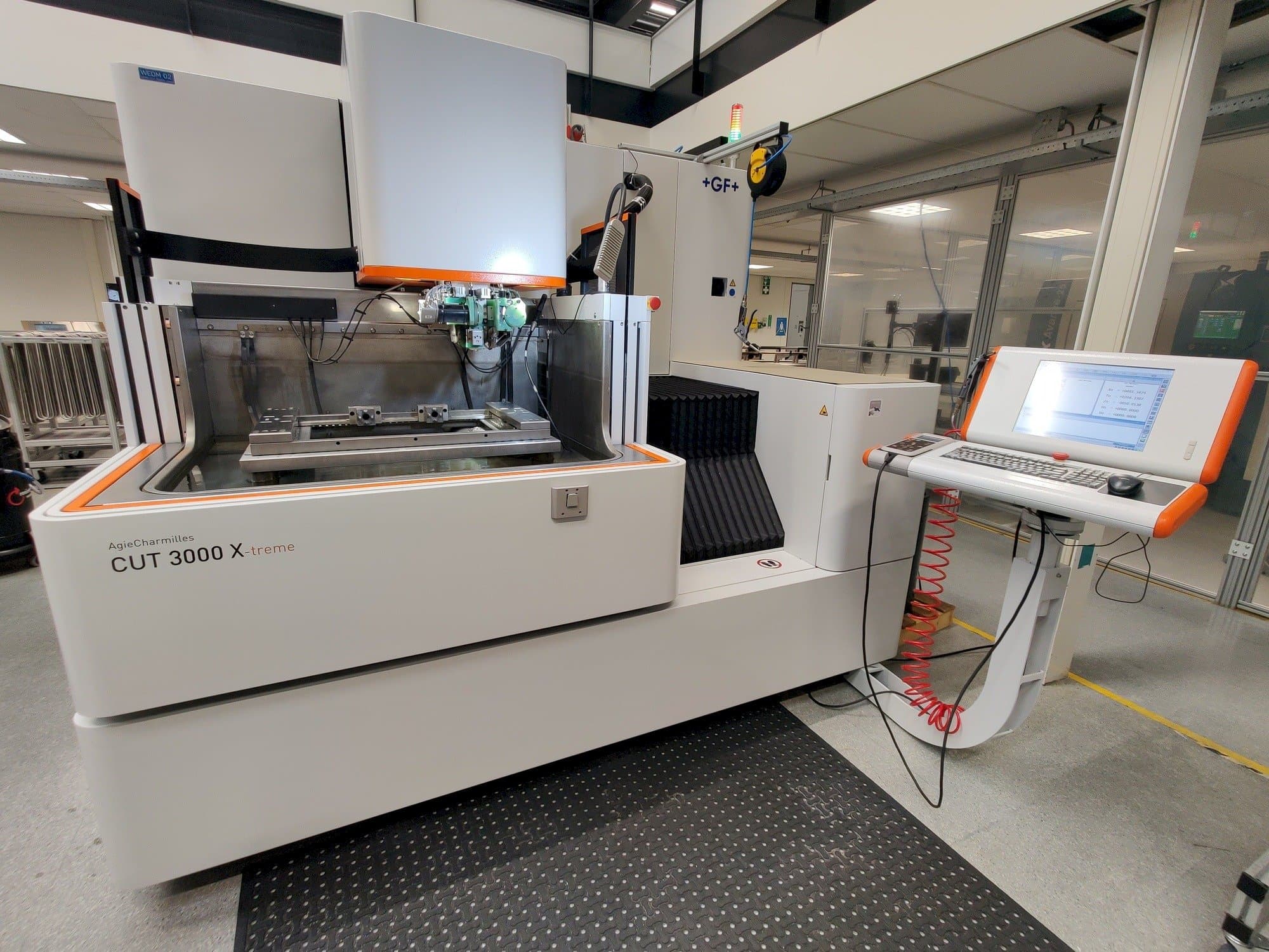 Koneen  GF AgieCharmilles CUT 3000 X etunäkymä