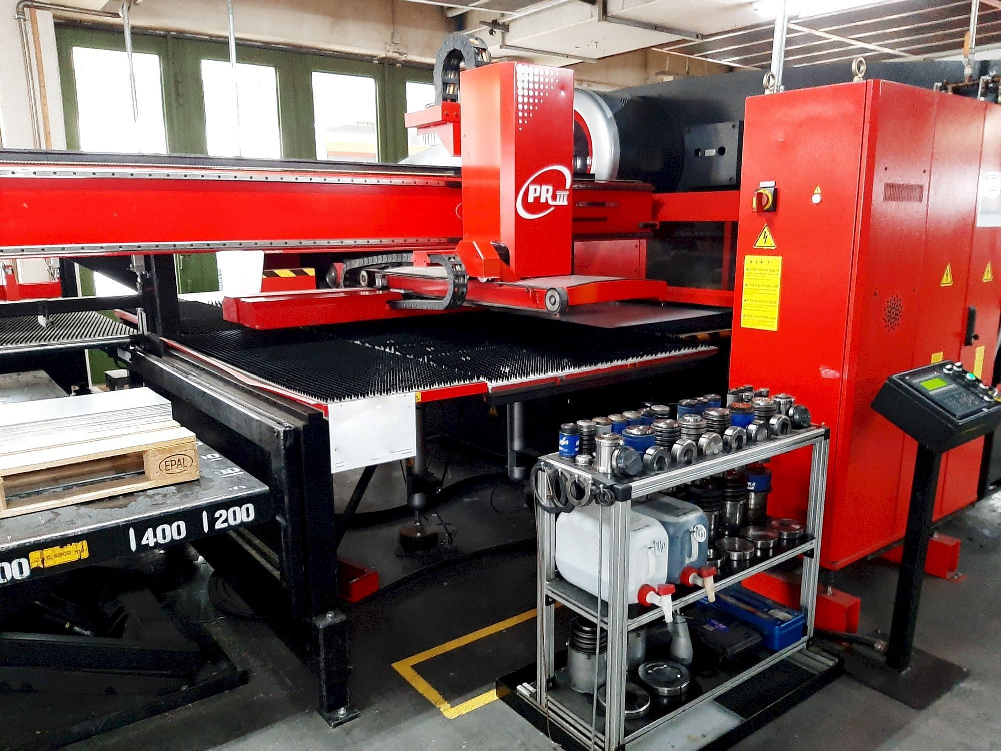 Koneen AMADA EMK 3610NT etunäkymä