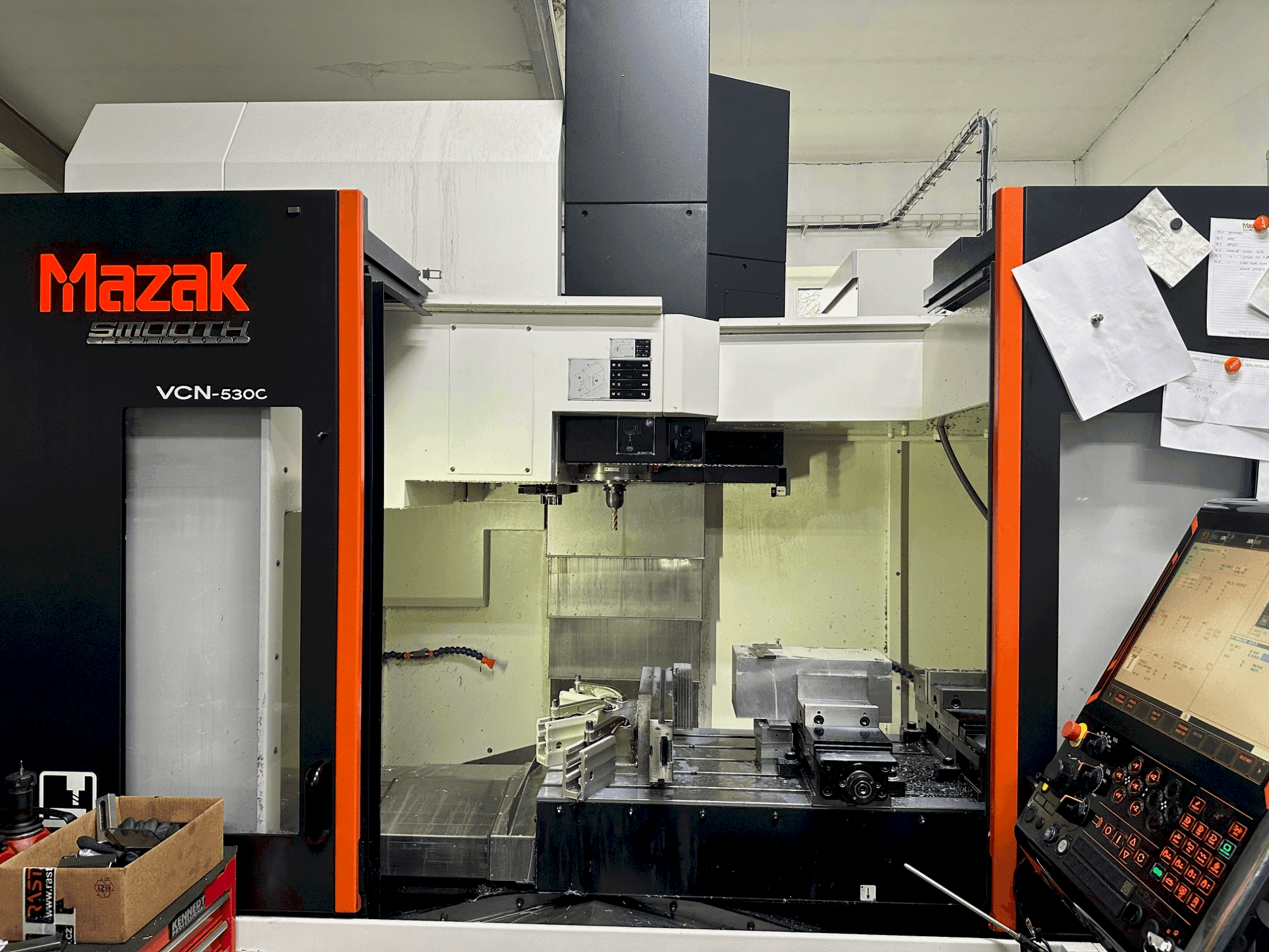Koneen  Mazak VCN-530C etunäkymä