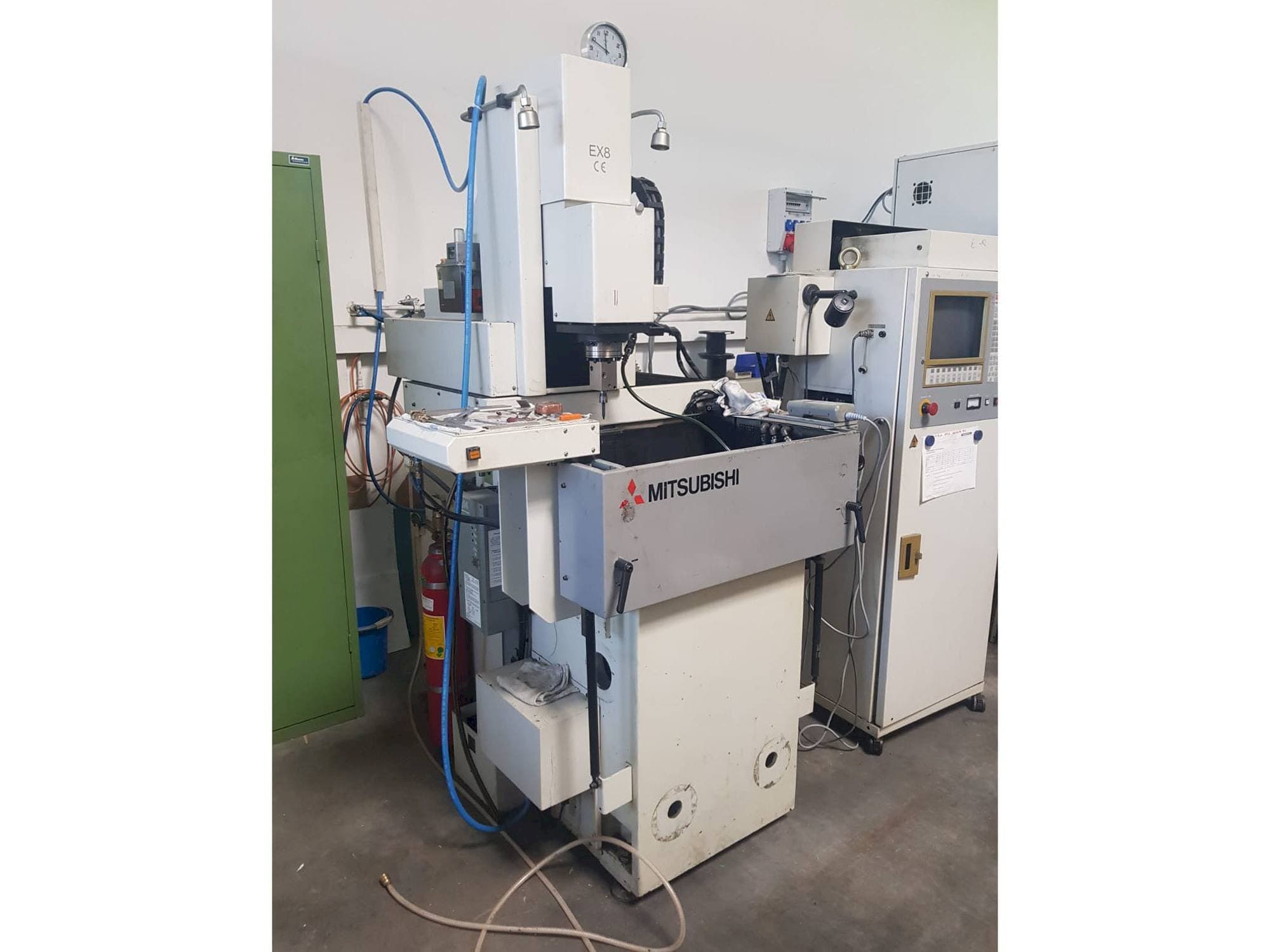 Koneen Mitsubishi EX 8 etunäkymä