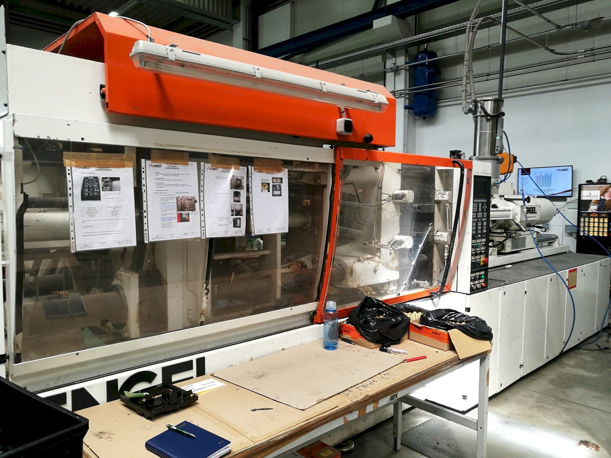 Koneen  ENGEL ES 1300/225 etunäkymä