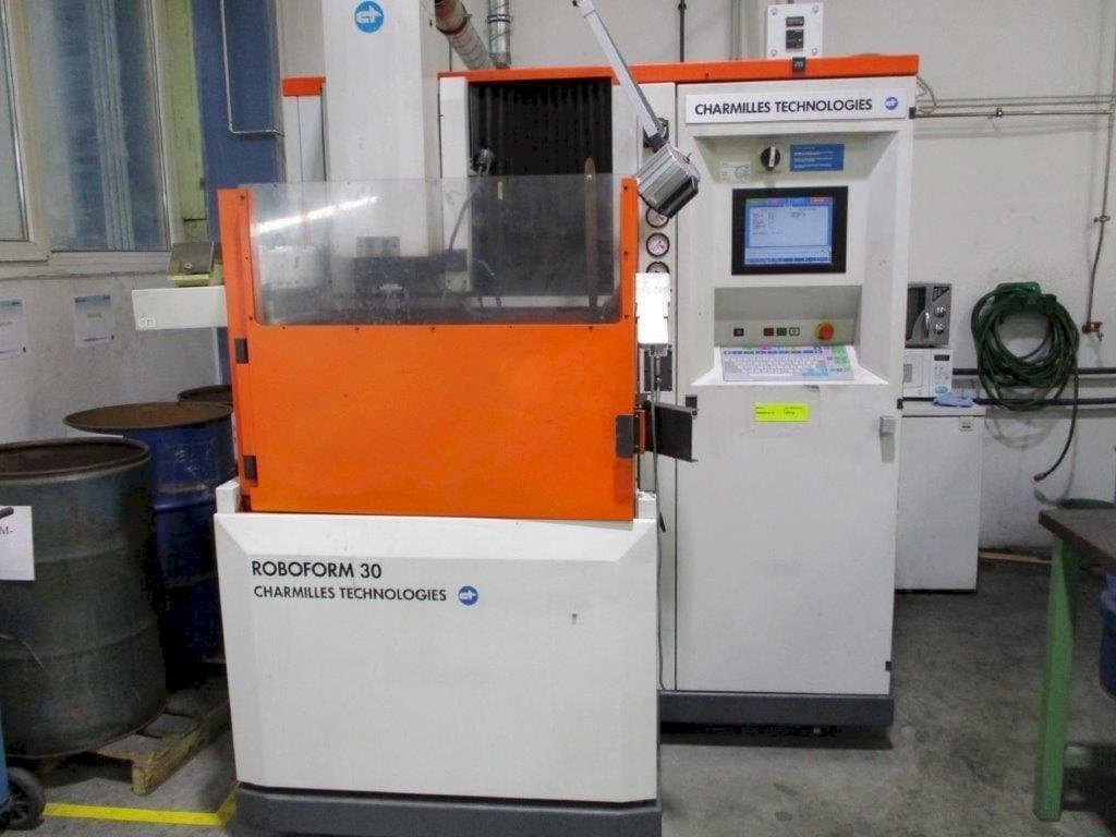 Koneen  AgieCharmilles Roboform 30 etunäkymä