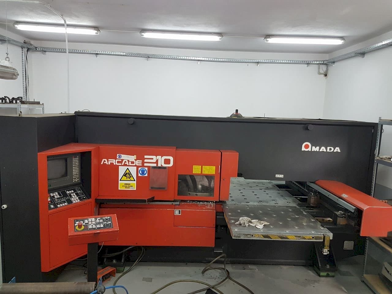 Koneen AMADA ARCADE 210 etunäkymä