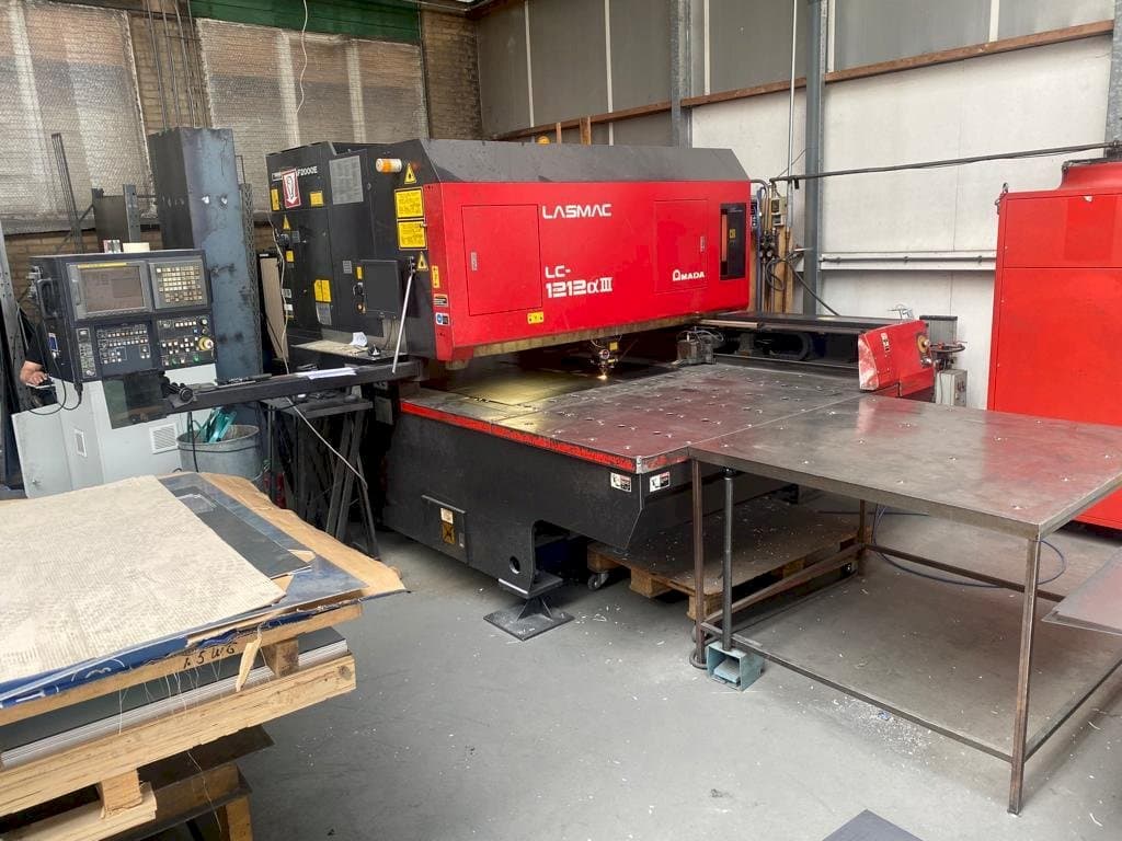 Koneen  AMADA LC 1212 A3 etunäkymä