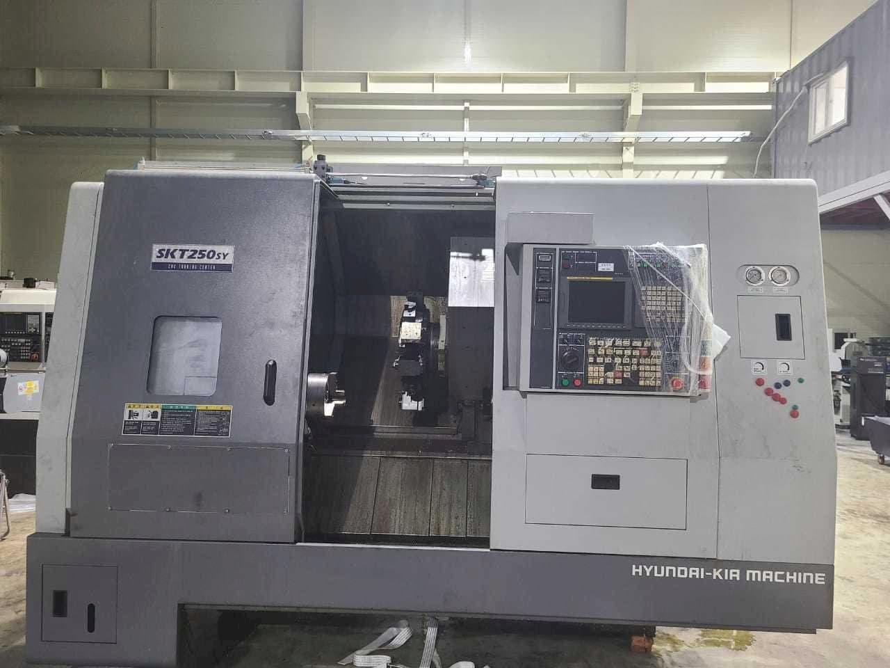 Koneen Hyundai Kia SKT250SY etunäkymä