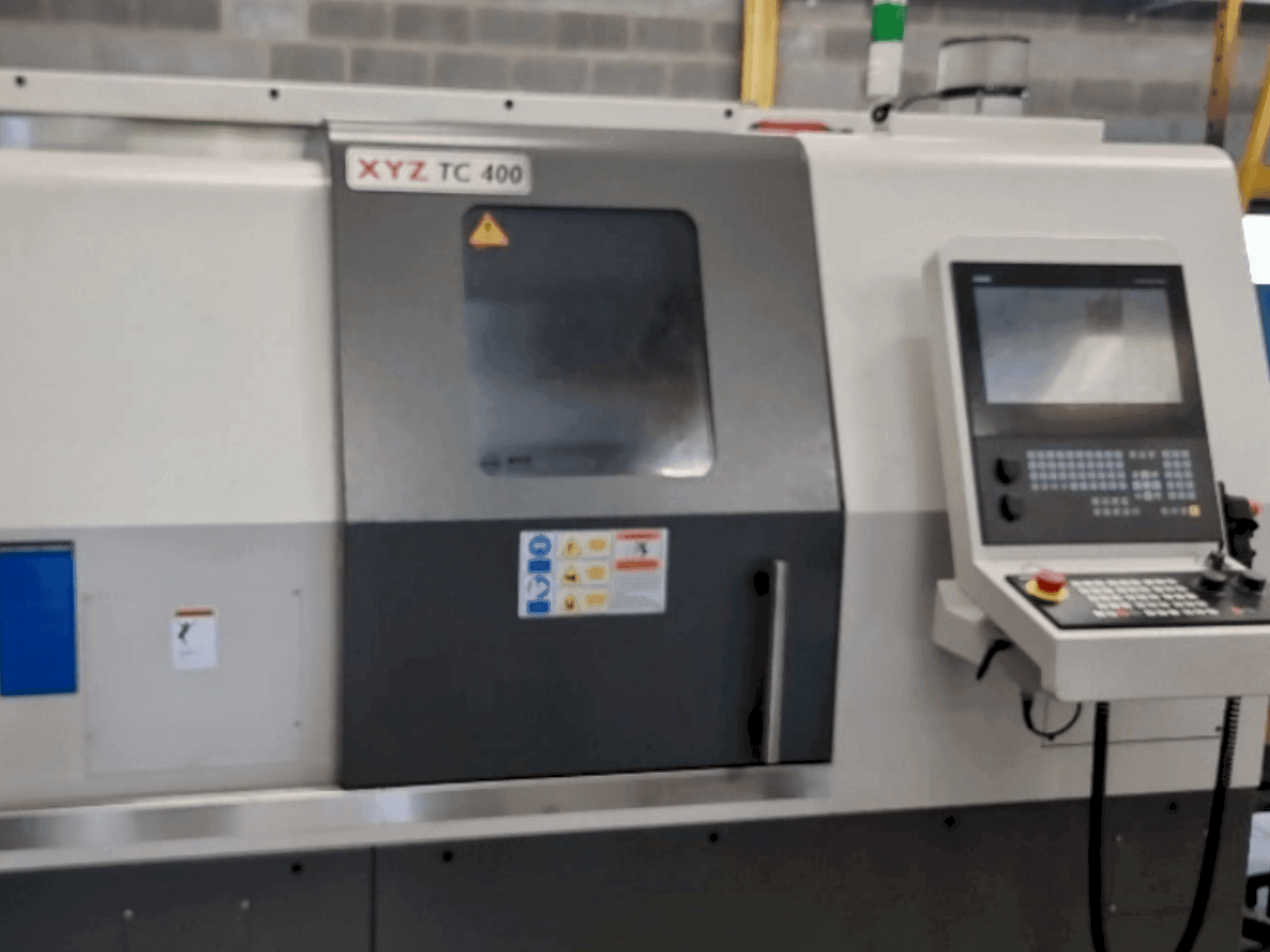 Koneen  XYZ TC 400 etunäkymä