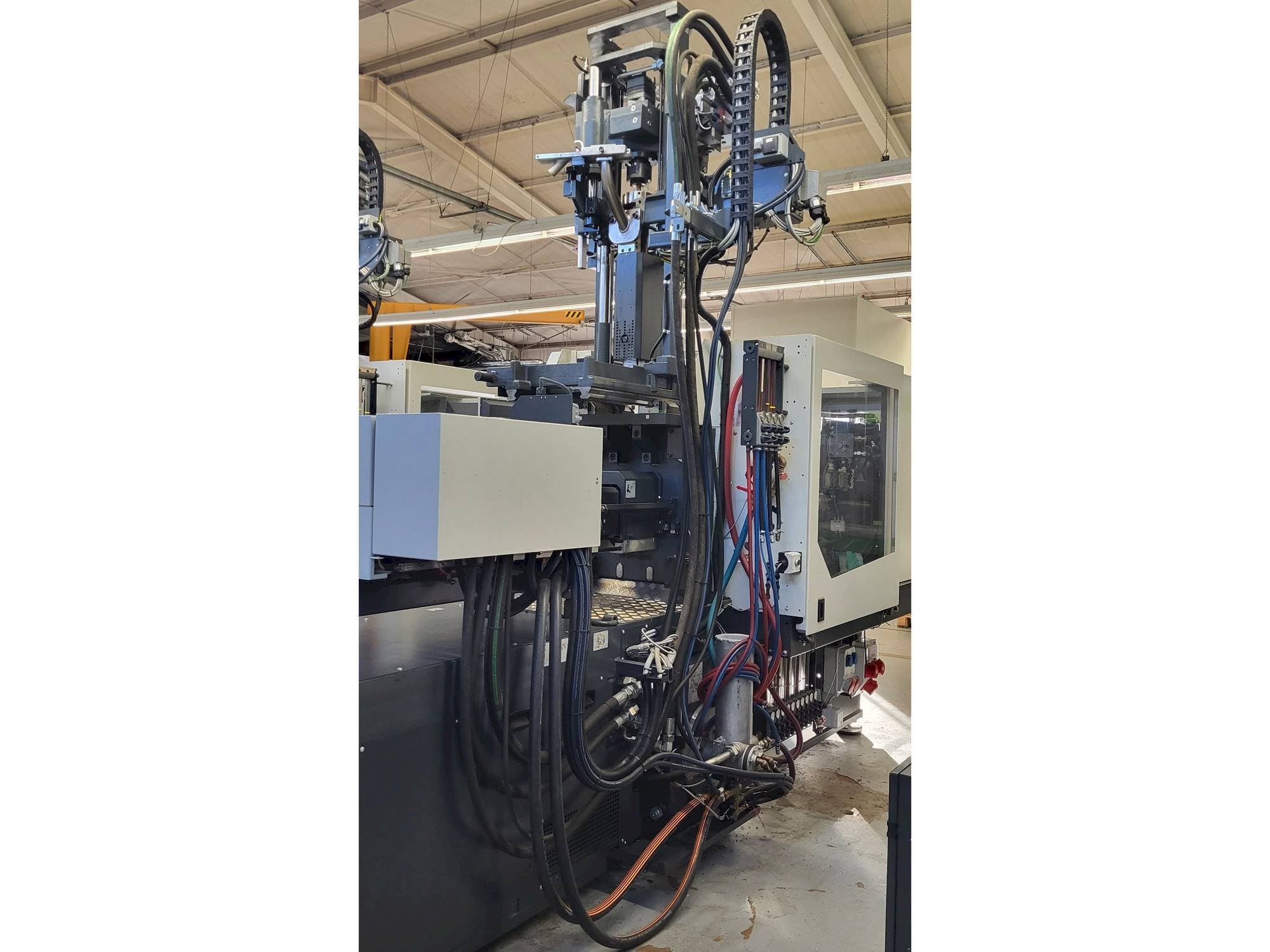 Koneen Sumitomo SHI DEMAG Systec Multi 120/470-200h/80V vasemman sivun näkymä