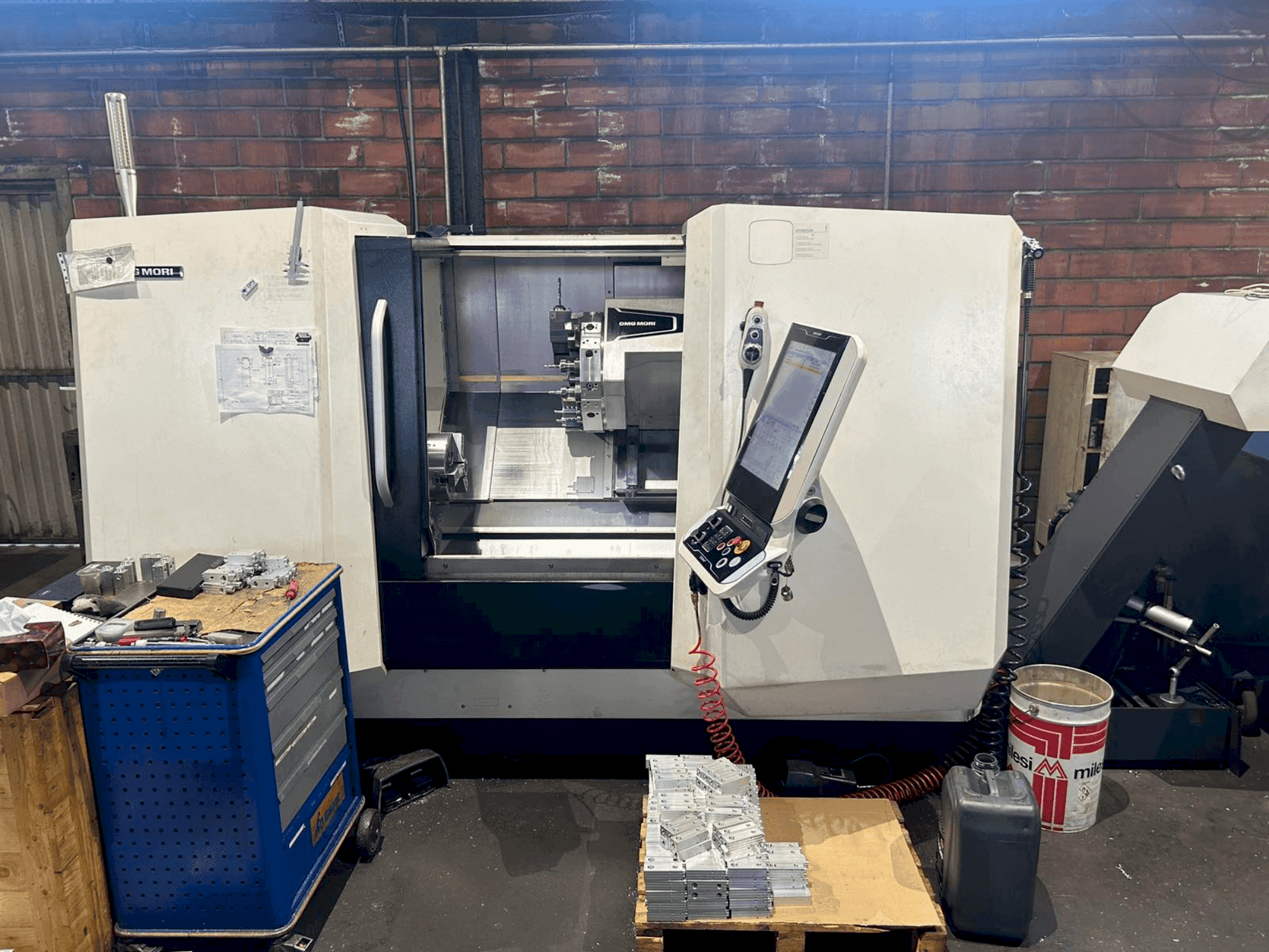 Koneen DMG MORI CLX 450 V4 oikean sivun näkymä
